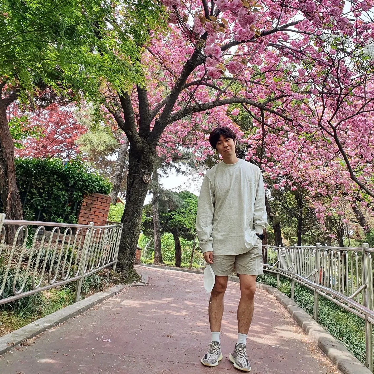 Essentials Long Sleeve T-Shirt Oatmeal - 21SS, Adidas Yeezy Boost 350 V2 Zyon 착용 스타일
