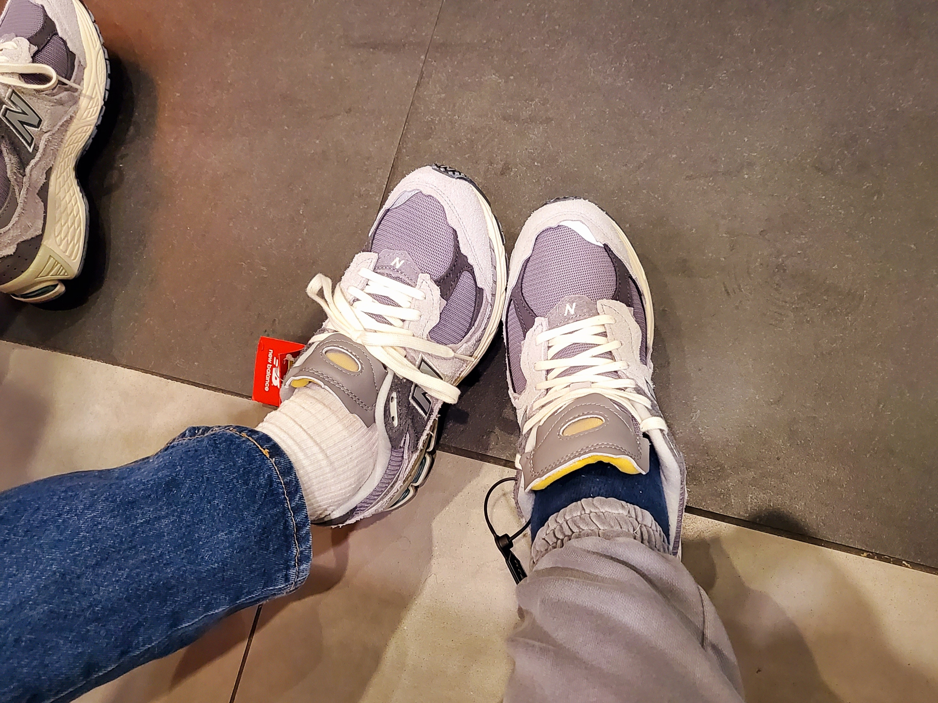 New Balance 2002R Protection Pack Rain Cloud 착용 스타일 - 3