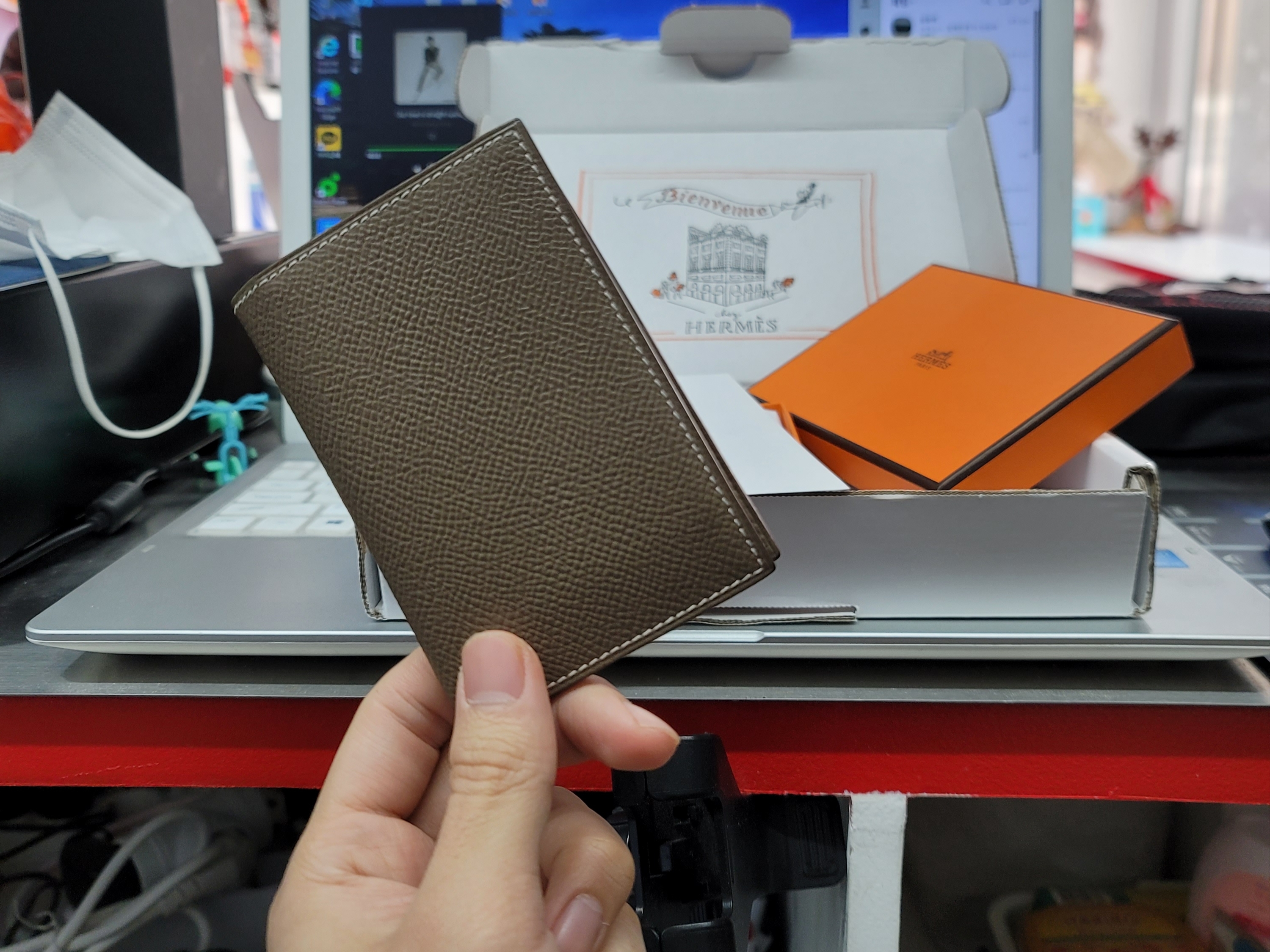 Hermes MC² Euclide Card Holder Epsom & Etoupe 착용 스타일