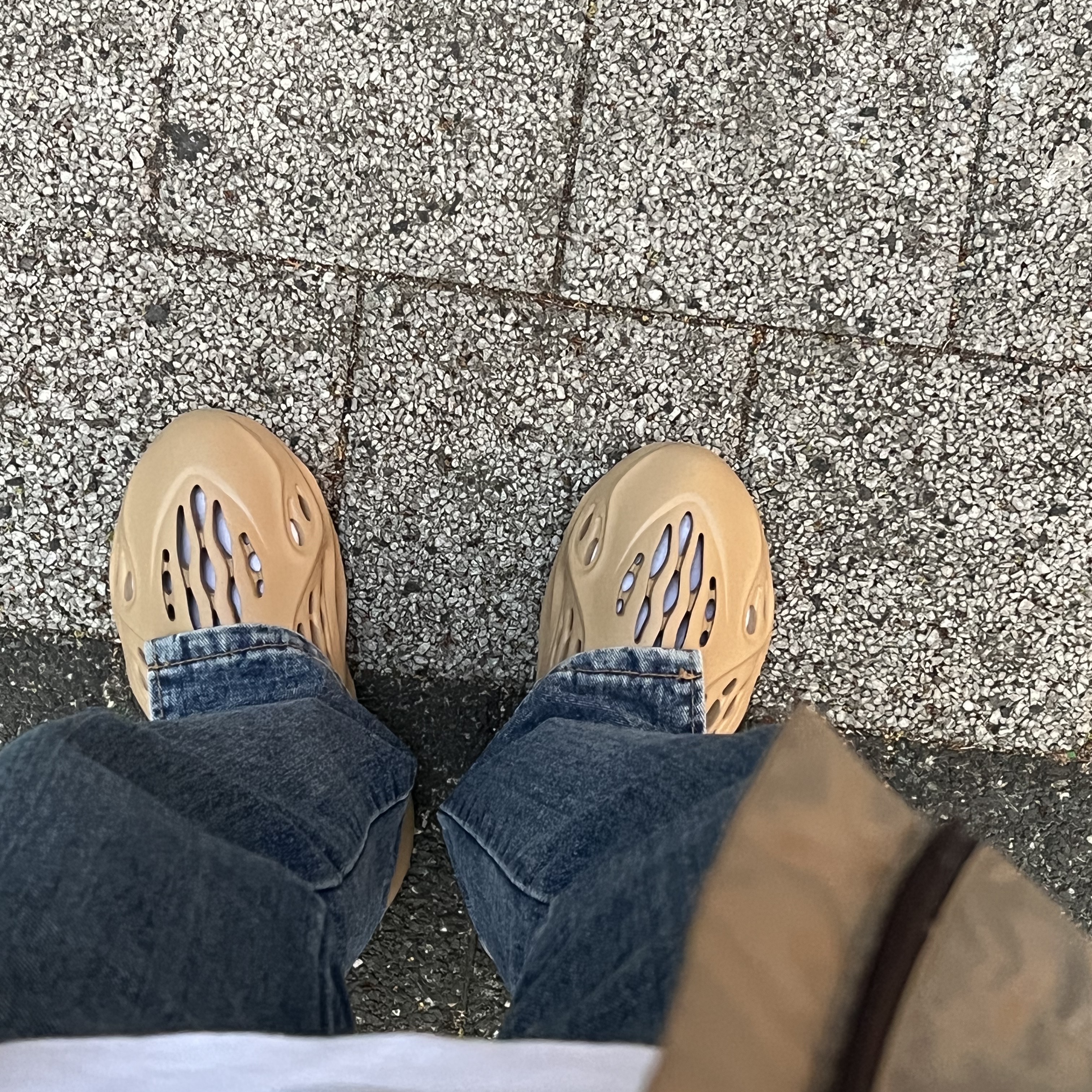 Adidas Yeezy Foam RNNR Ochre 착용 스타일