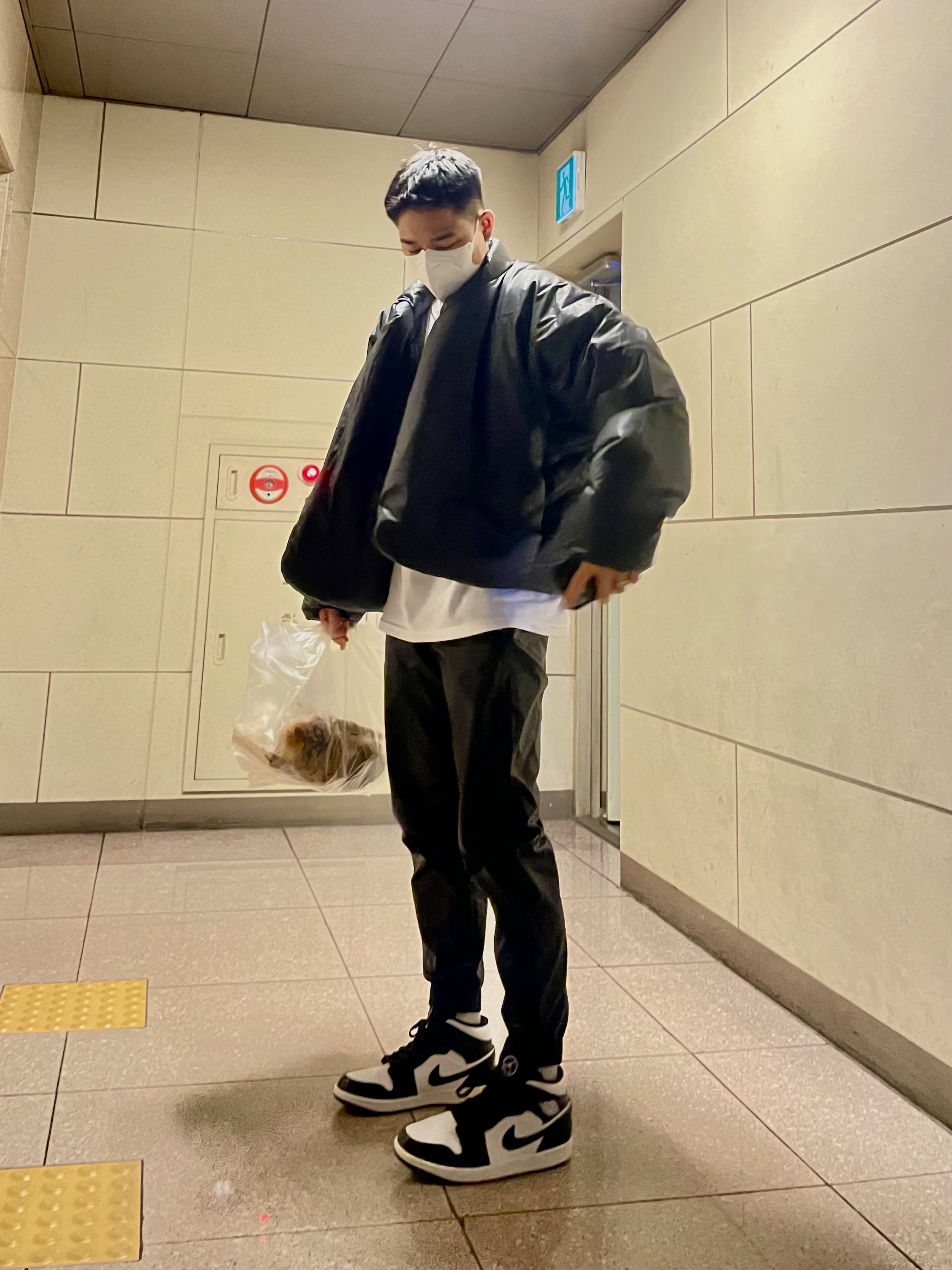 Yeezy Gap Round Jacket Black, Jordan 1 Mid SE ASW Black 착용 스타일 - 1