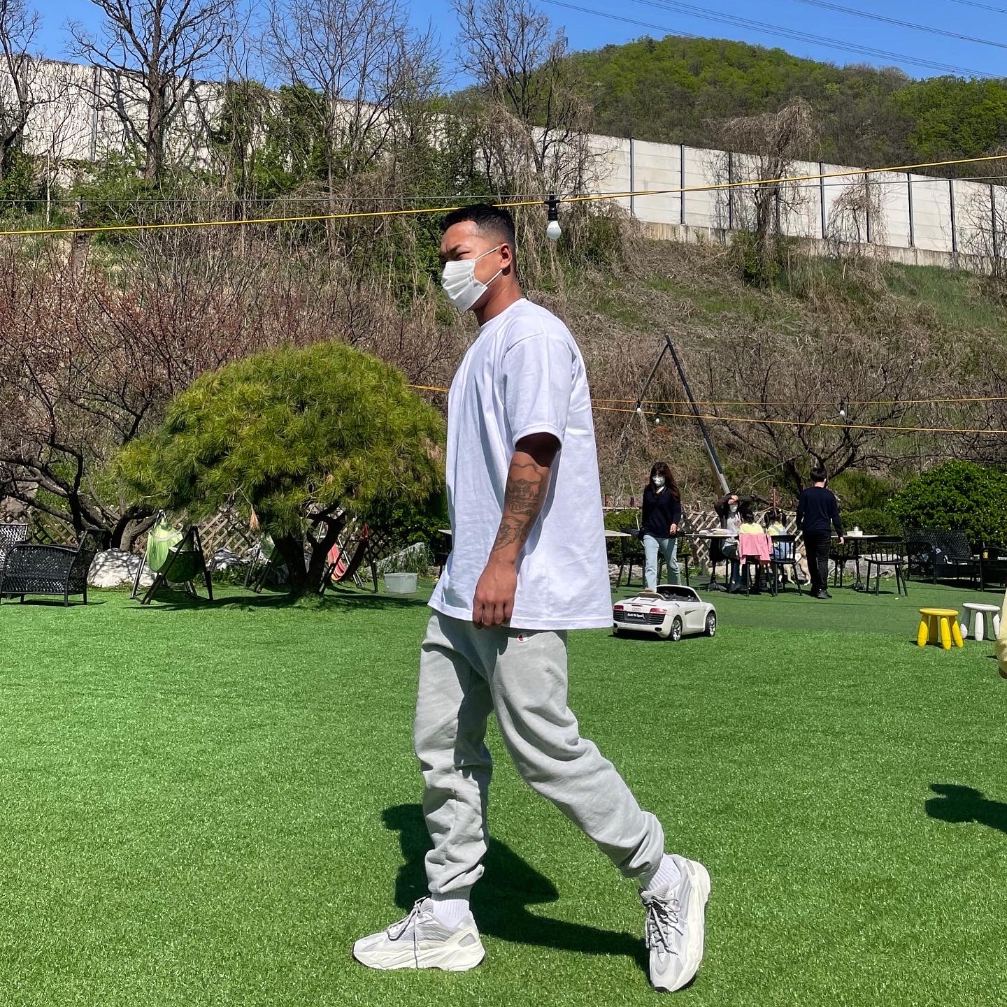 Adidas Yeezy Boost 700 V2 Static 2022 착용 스타일 - 1