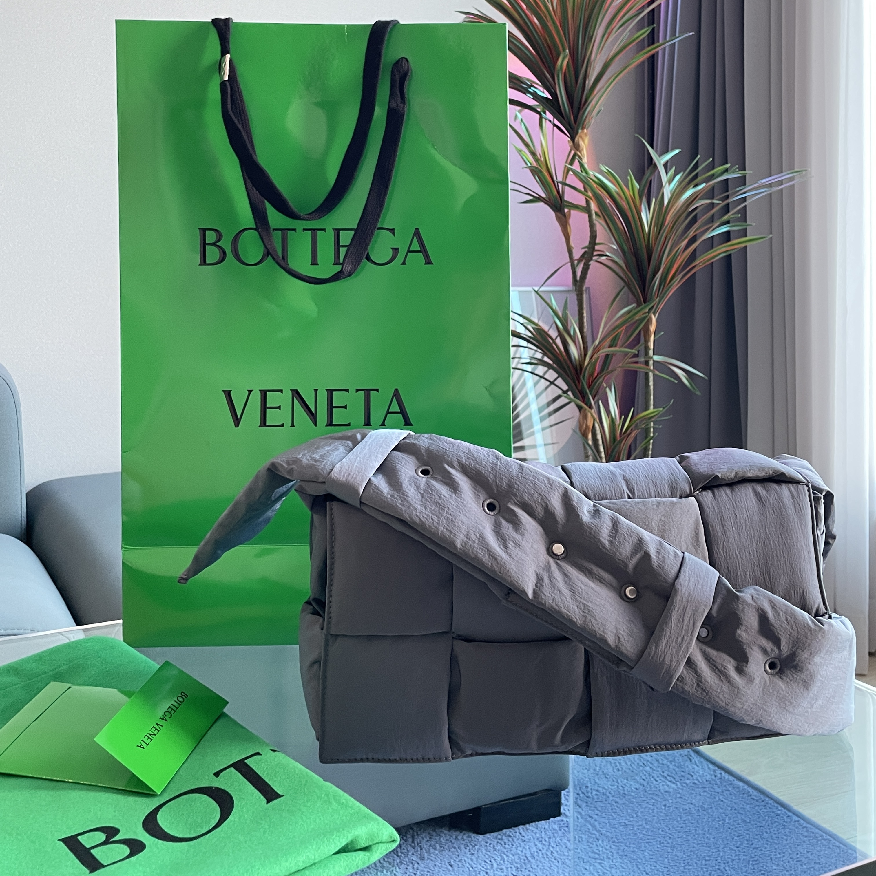 Bottega Veneta Padded Tech Cassette Thunder 착용 스타일 - 1