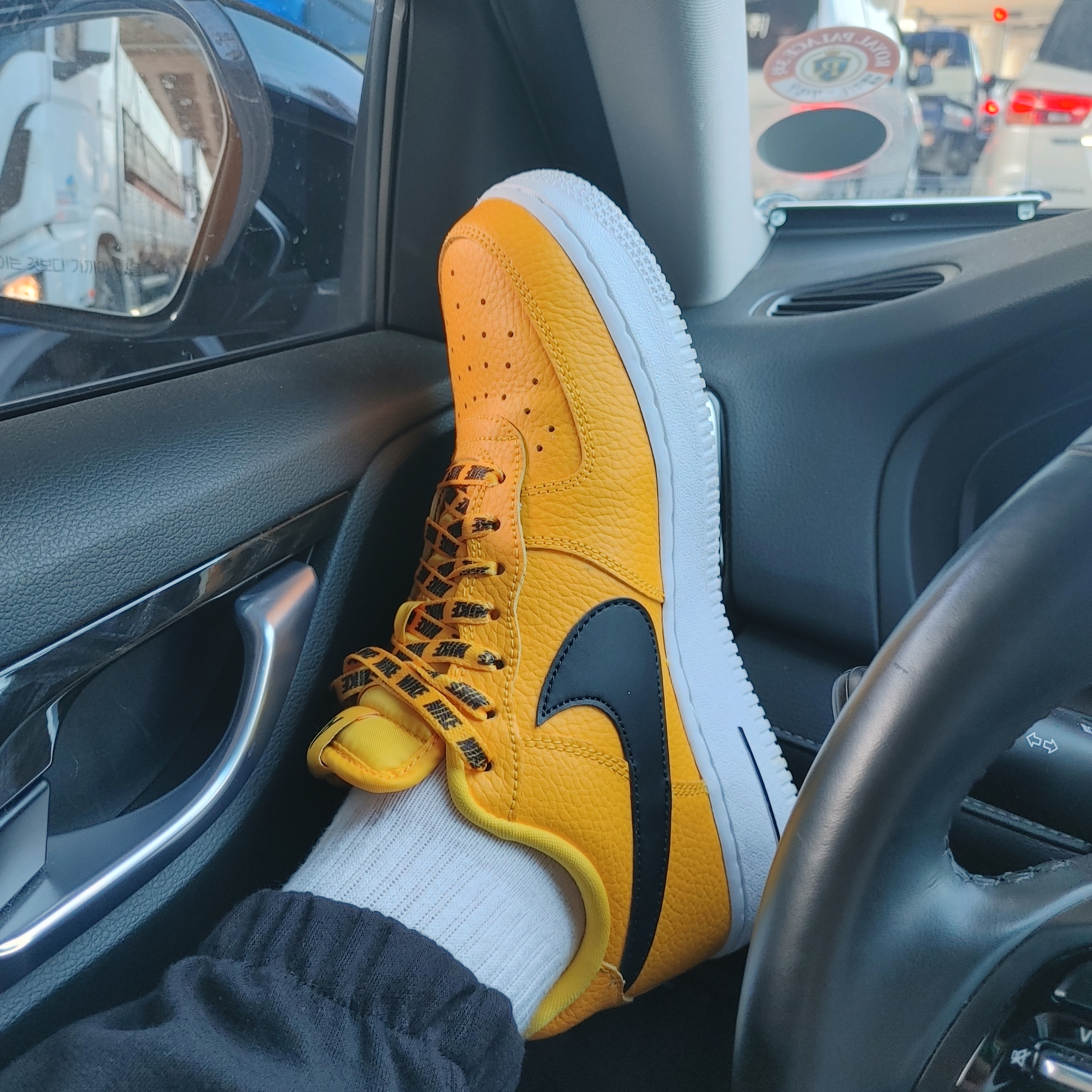 Nike Air Force 1 Low NBA Amarillo 착용 스타일