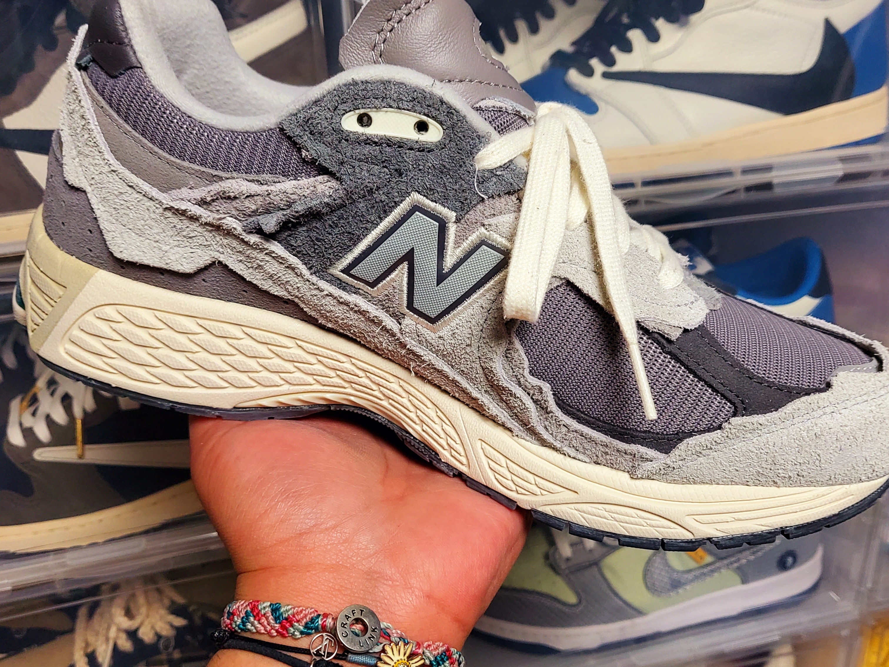 New Balance 2002R Protection Pack Rain Cloud 착용 스타일 - 4