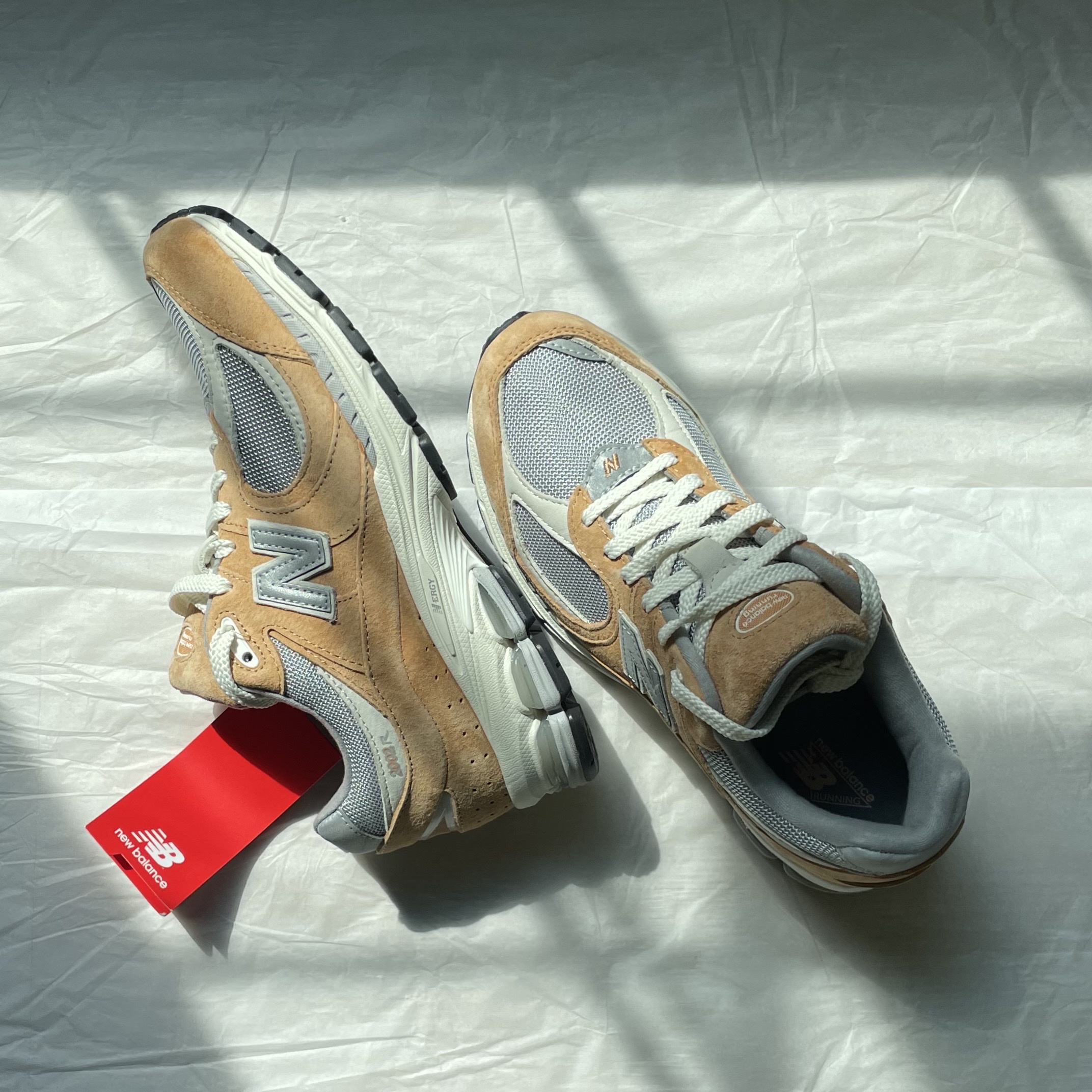 New Balance 2002R Special Vintage Beige 착용 스타일 - 4