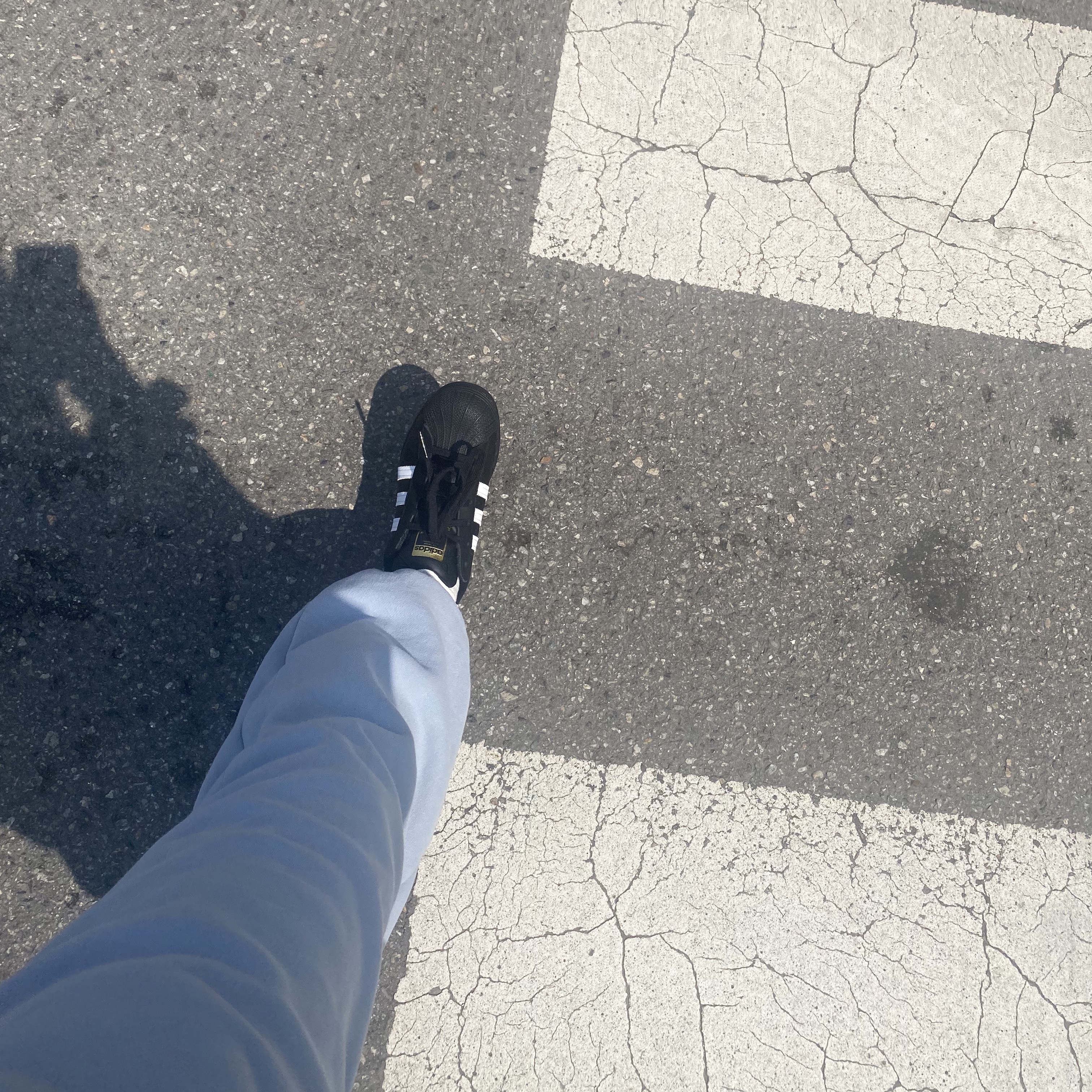 Adidas Superstar Core Black White 착용 스타일 - 1