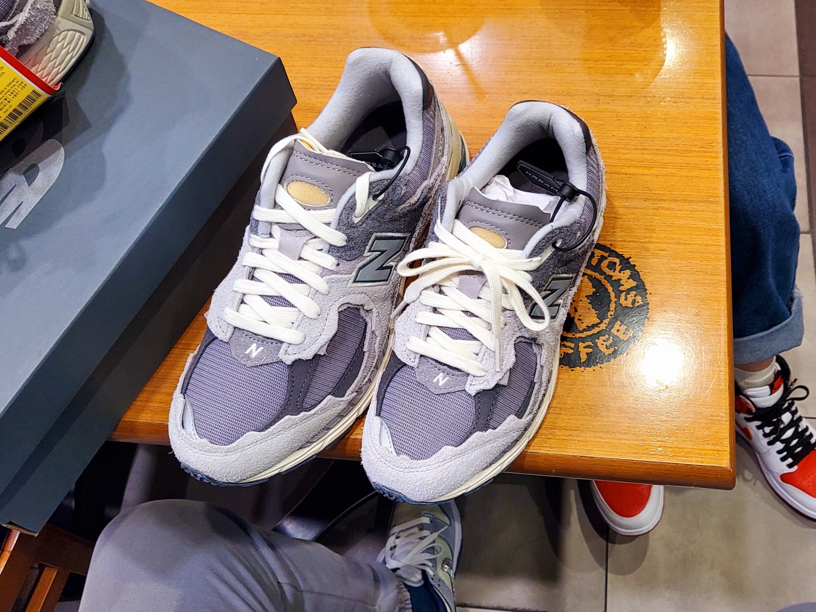 New Balance 2002R Protection Pack Rain Cloud 착용 스타일 - 2