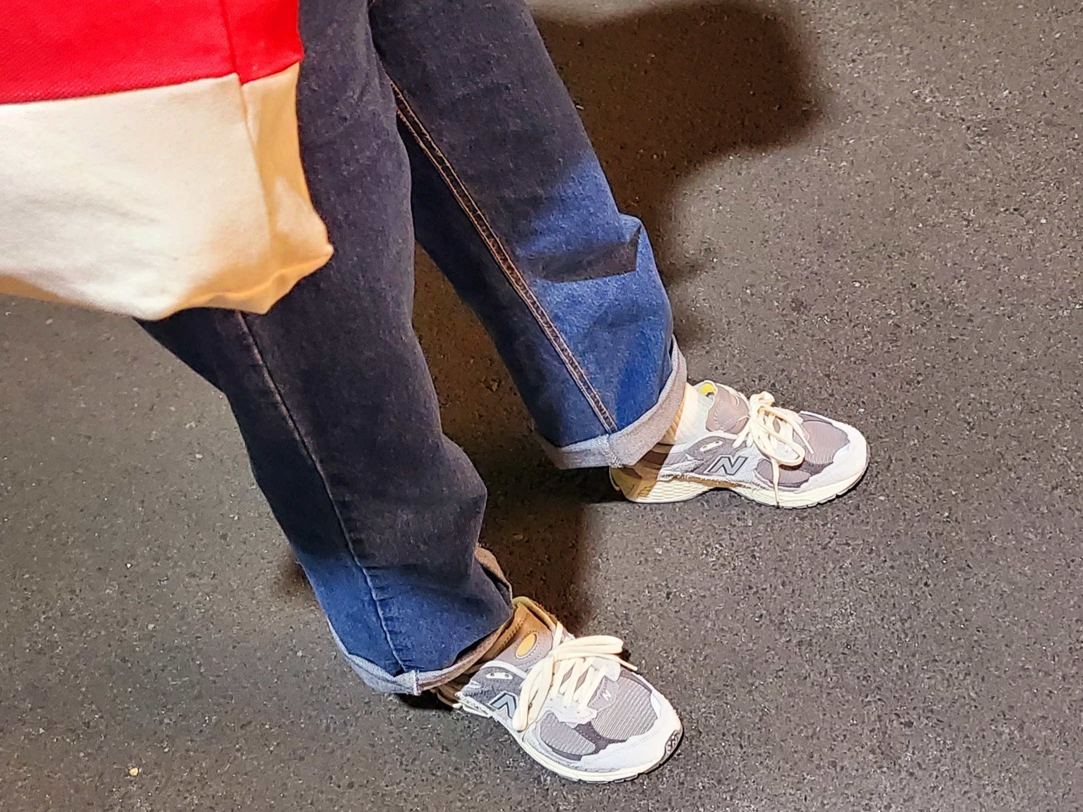 New Balance 2002R Protection Pack Rain Cloud 착용 스타일 - 4