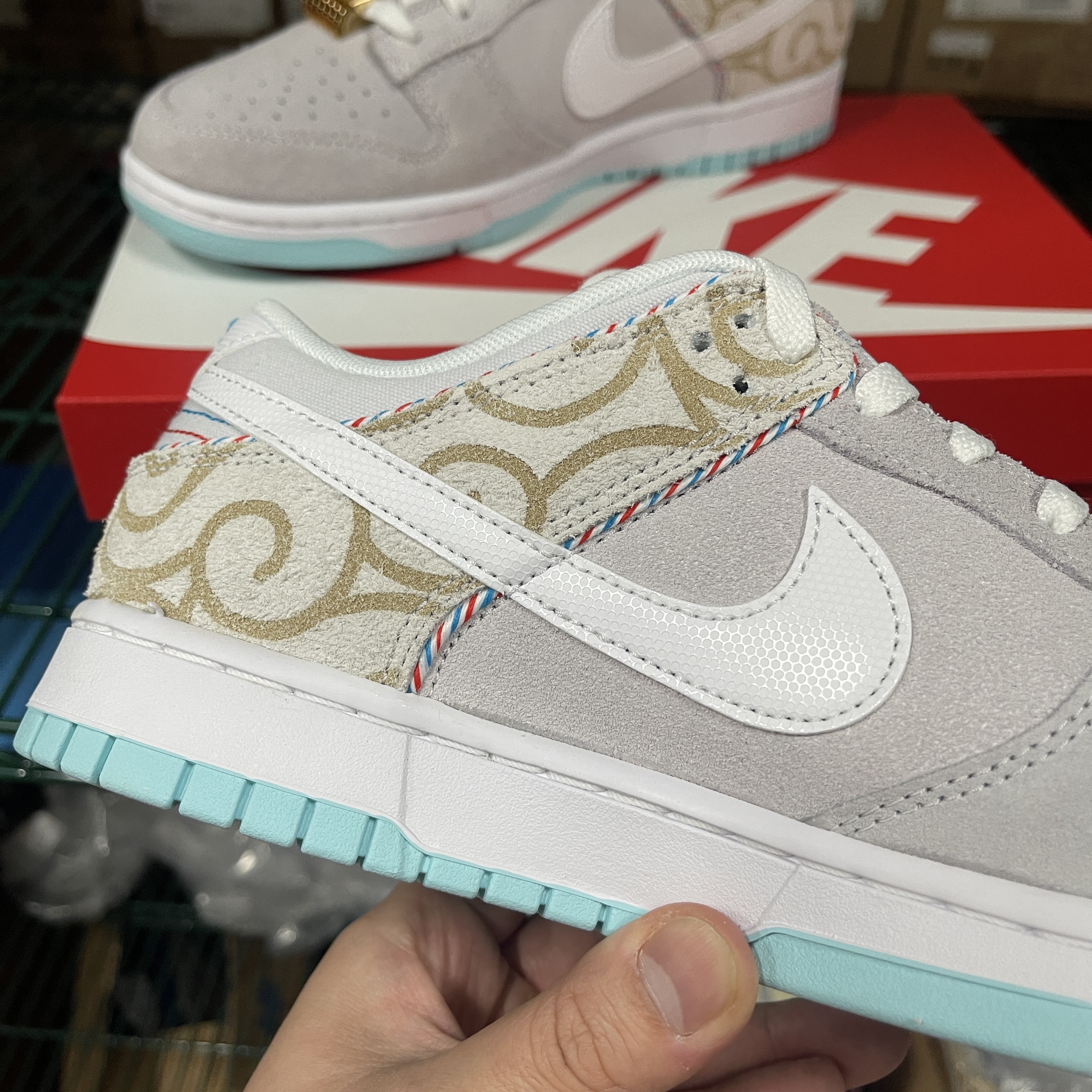 Nike Dunk Low Retro SE Barber Shop Grey 착용 스타일 - 4