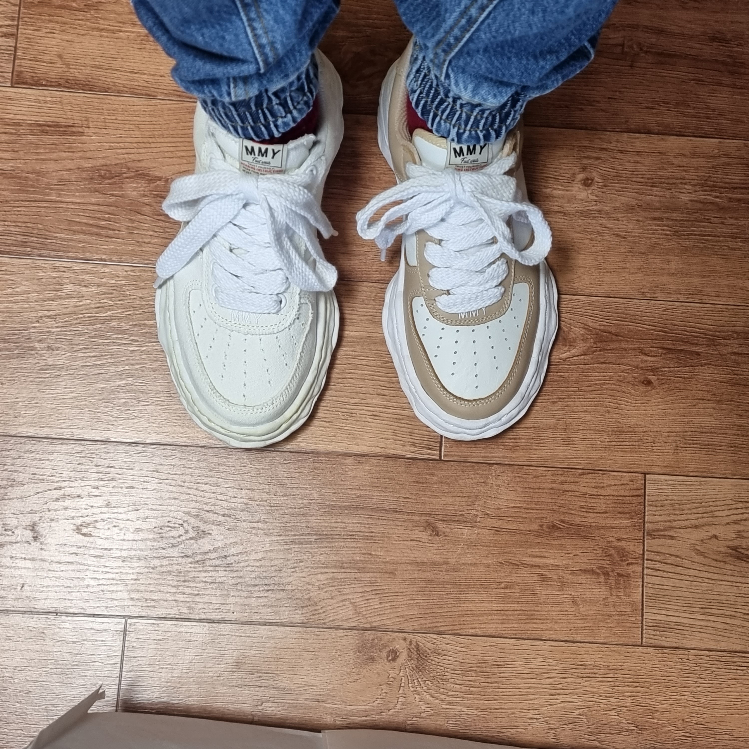 Maison Mihara Yasuhiro Wayne OG Sole Leather Low-top Sneakers Beige White 착용 스타일