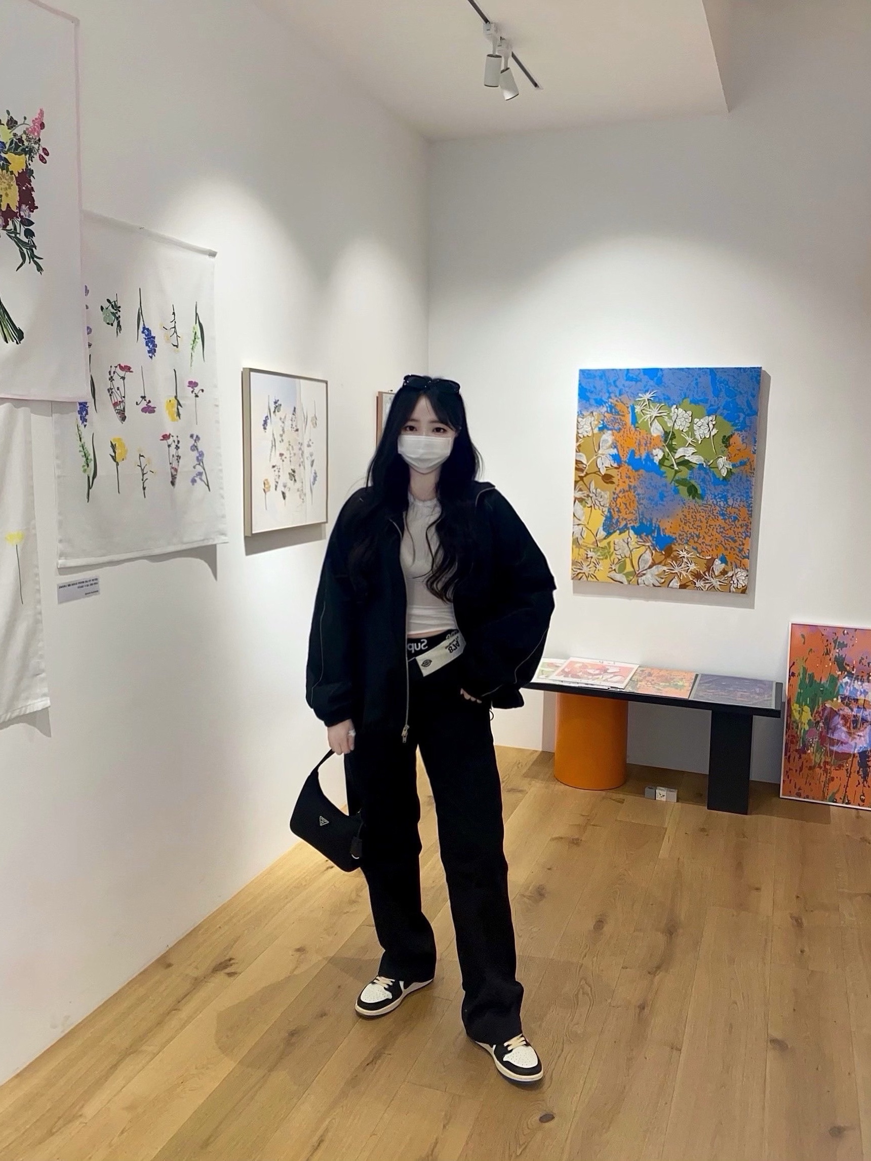 Prada Re-Edition 2000 Re-Nylon Mini Shoulder Bag Black, Jordan 1 x Travis Scott x Fragment Retro Low OG SP Military Blue 착용 스타일