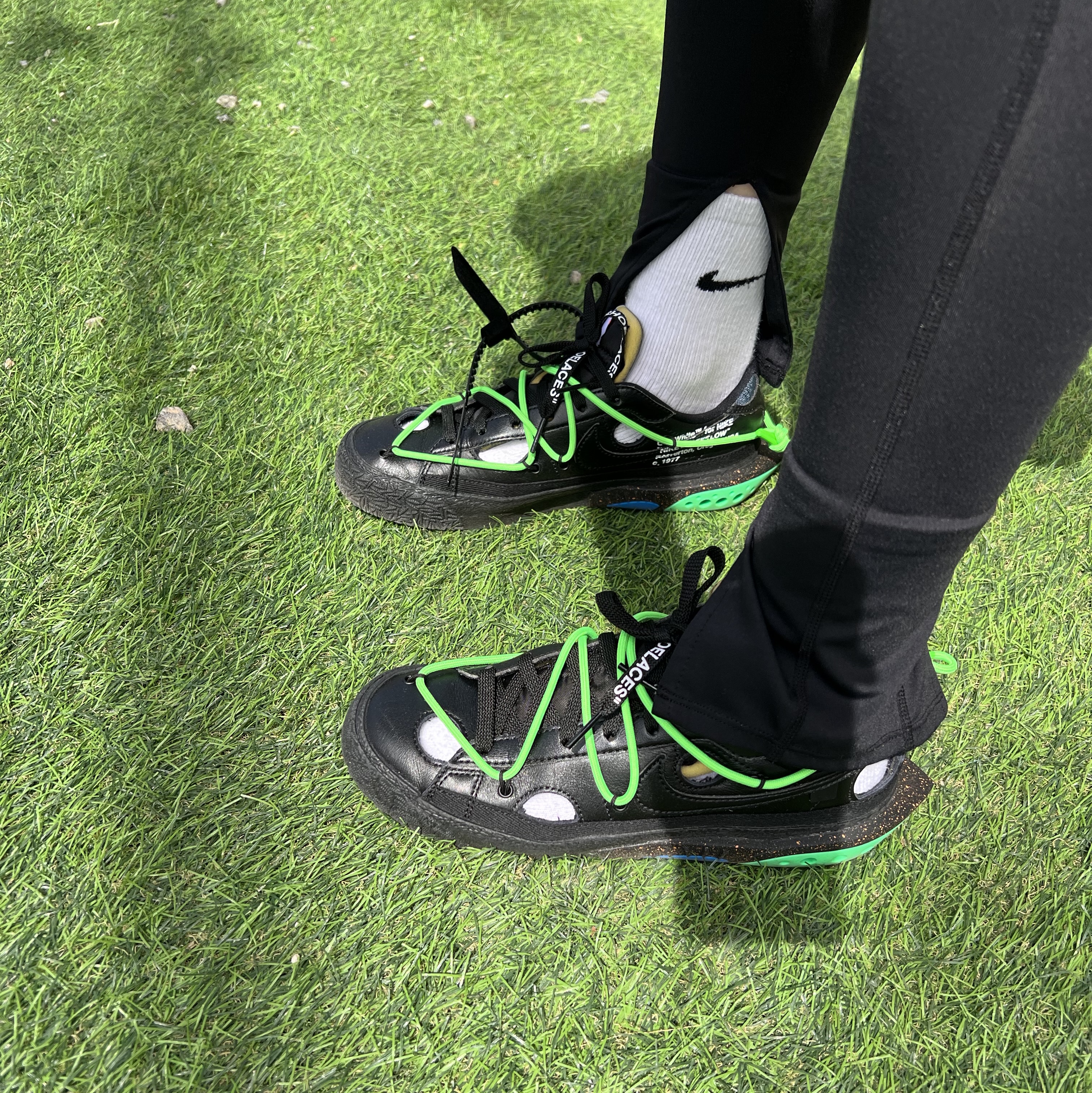 Nike x Off-White Blazer Low '77 Black and Electro Green 착용 스타일 - 1