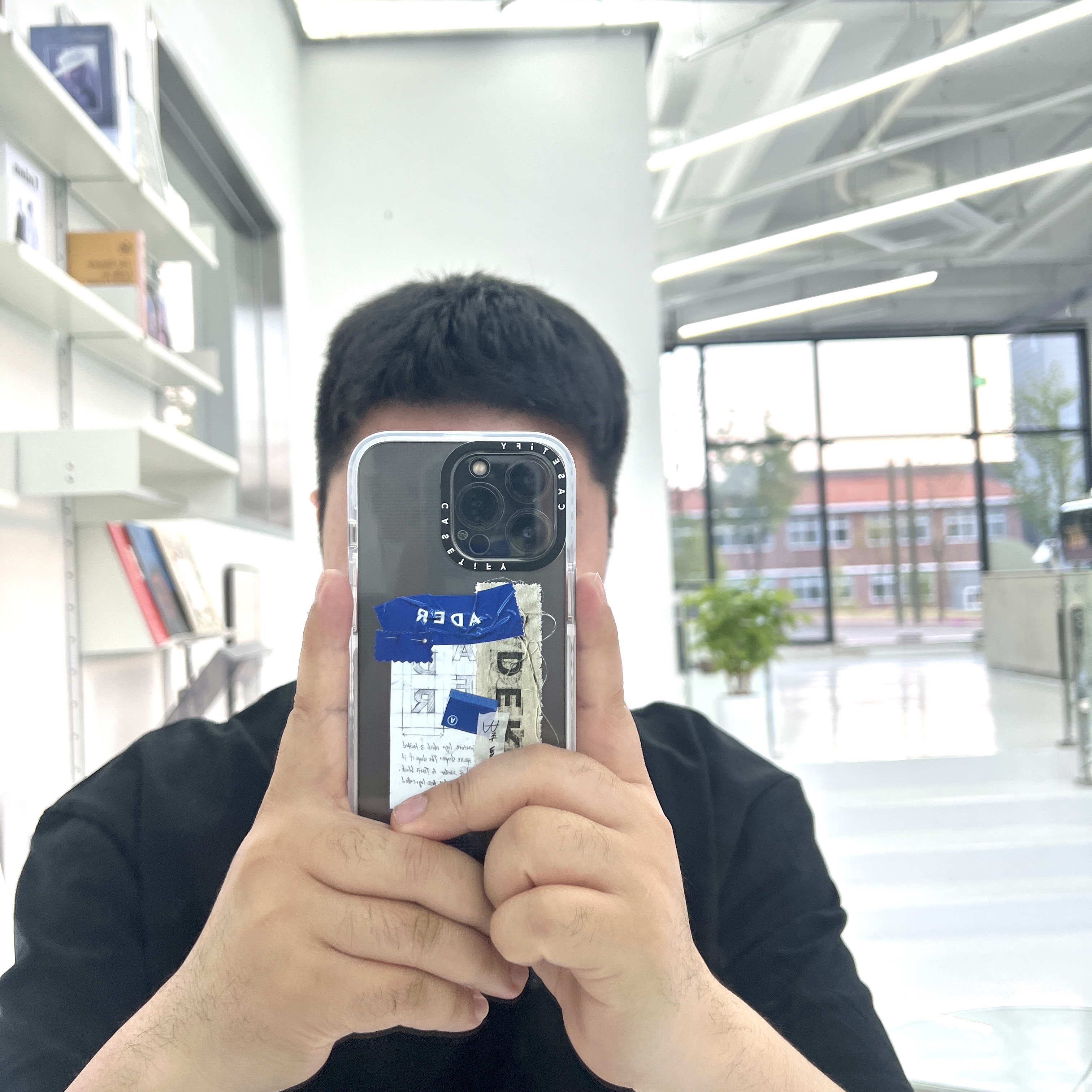 Casetify x Ader Error Sketch Impact iPhone Case 착용 스타일 - 2