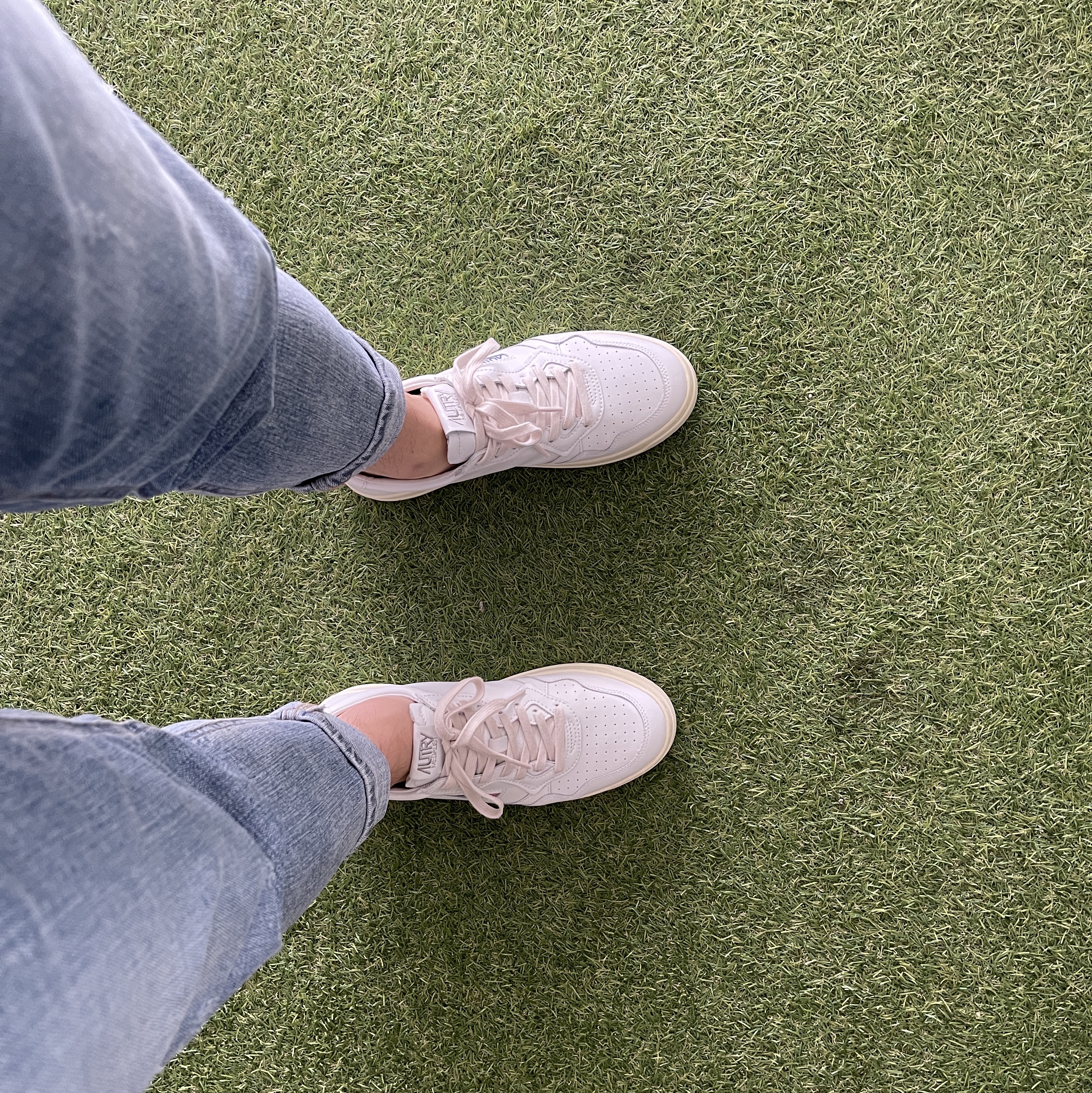 Autry Medalist Low Leather Sneakers White 착용 스타일 - 2