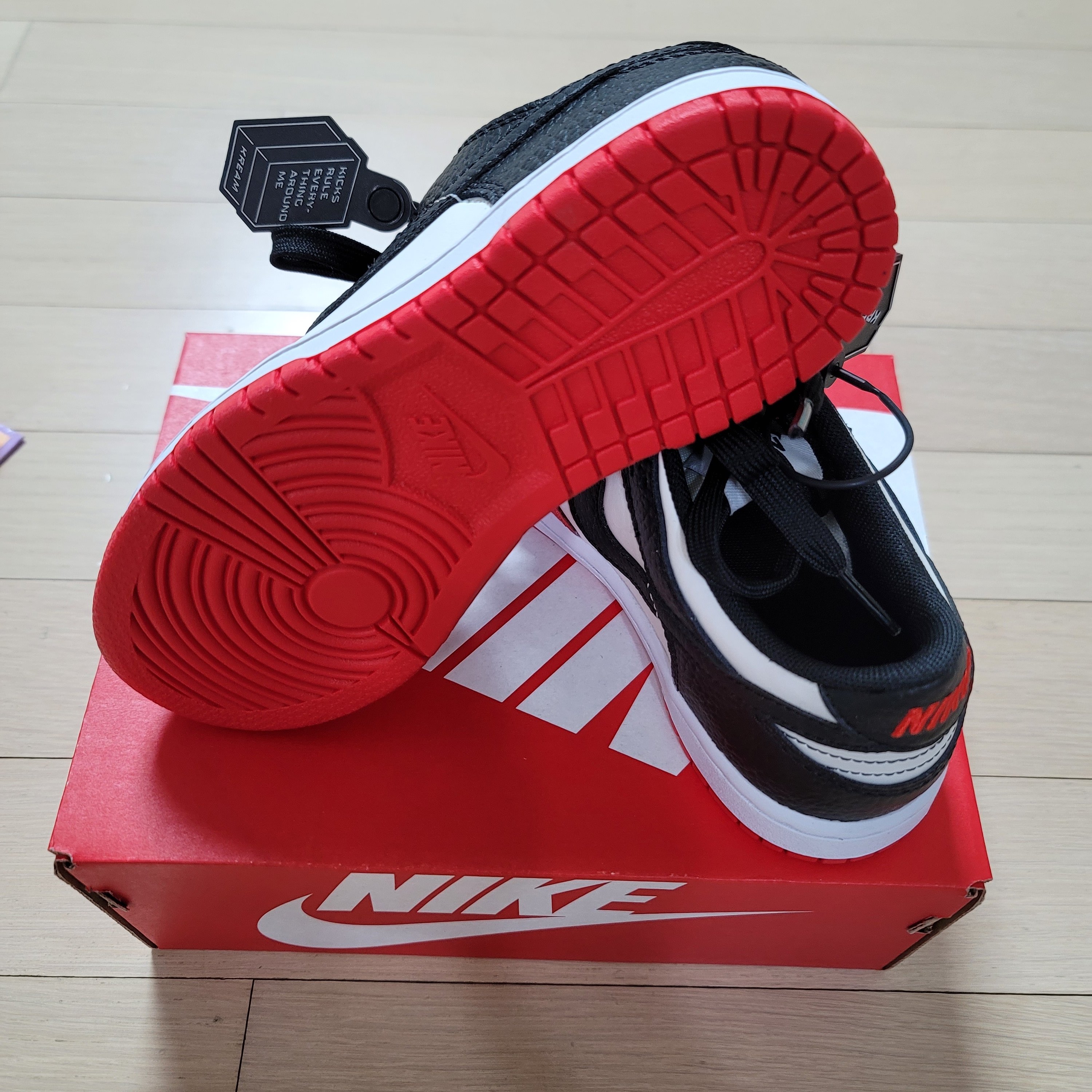 (PS) Nike x NBA Dunk Low Black and Chile Red 착용 스타일 - 4