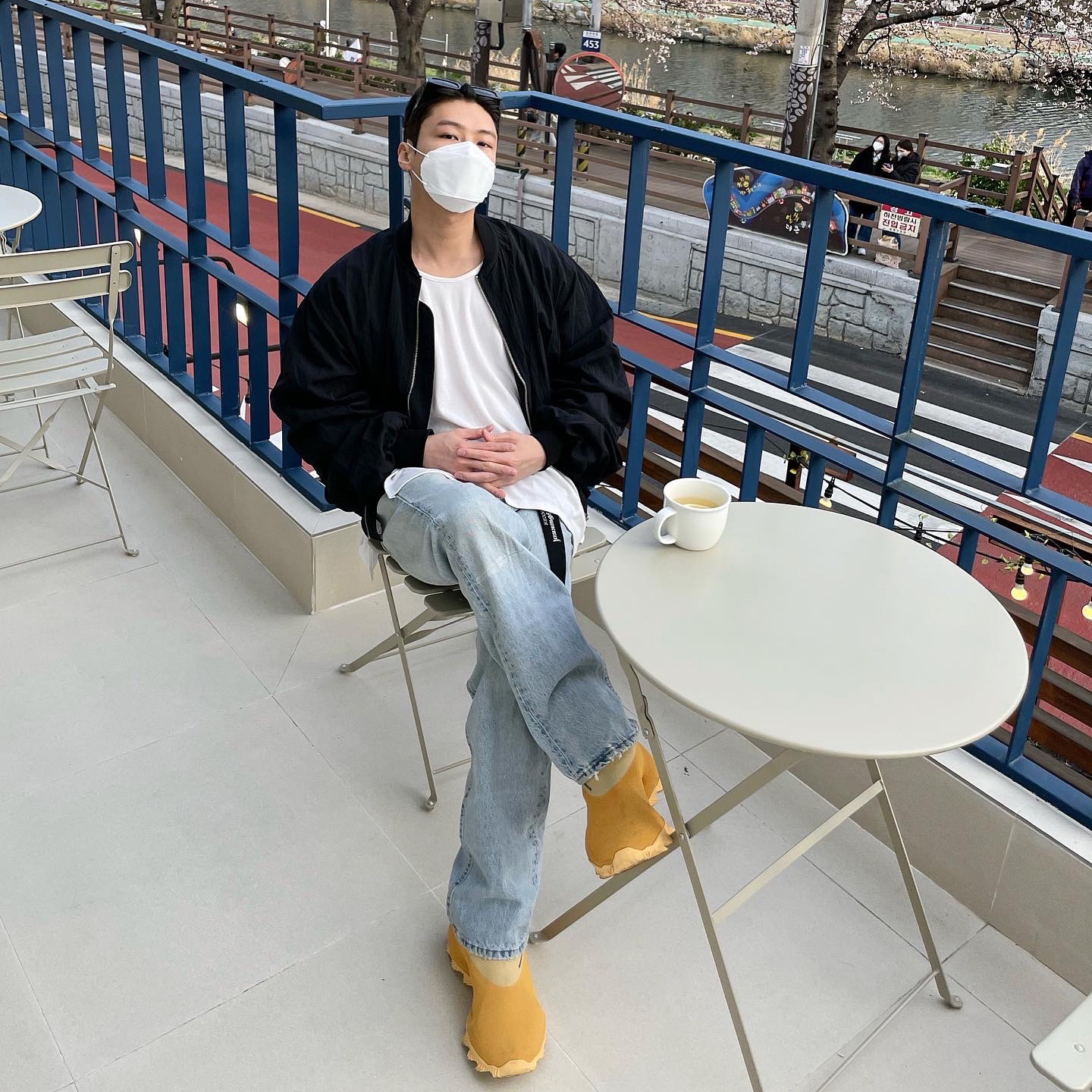 adidas Yeezy Knit RNR Boot Sulfur 착용 스타일