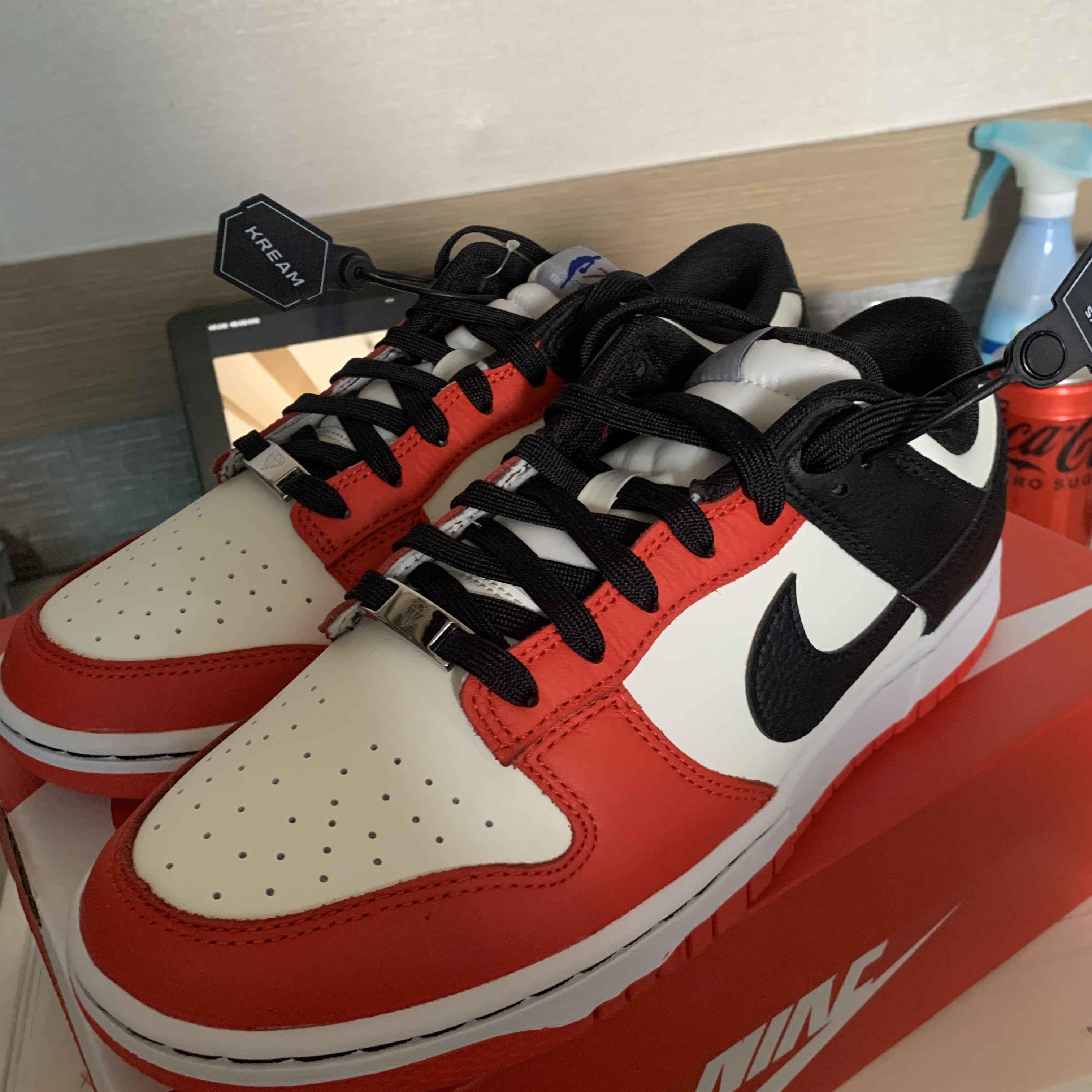 Nike x NBA Dunk Low Retro EMB Black and Chile Red 착용 스타일