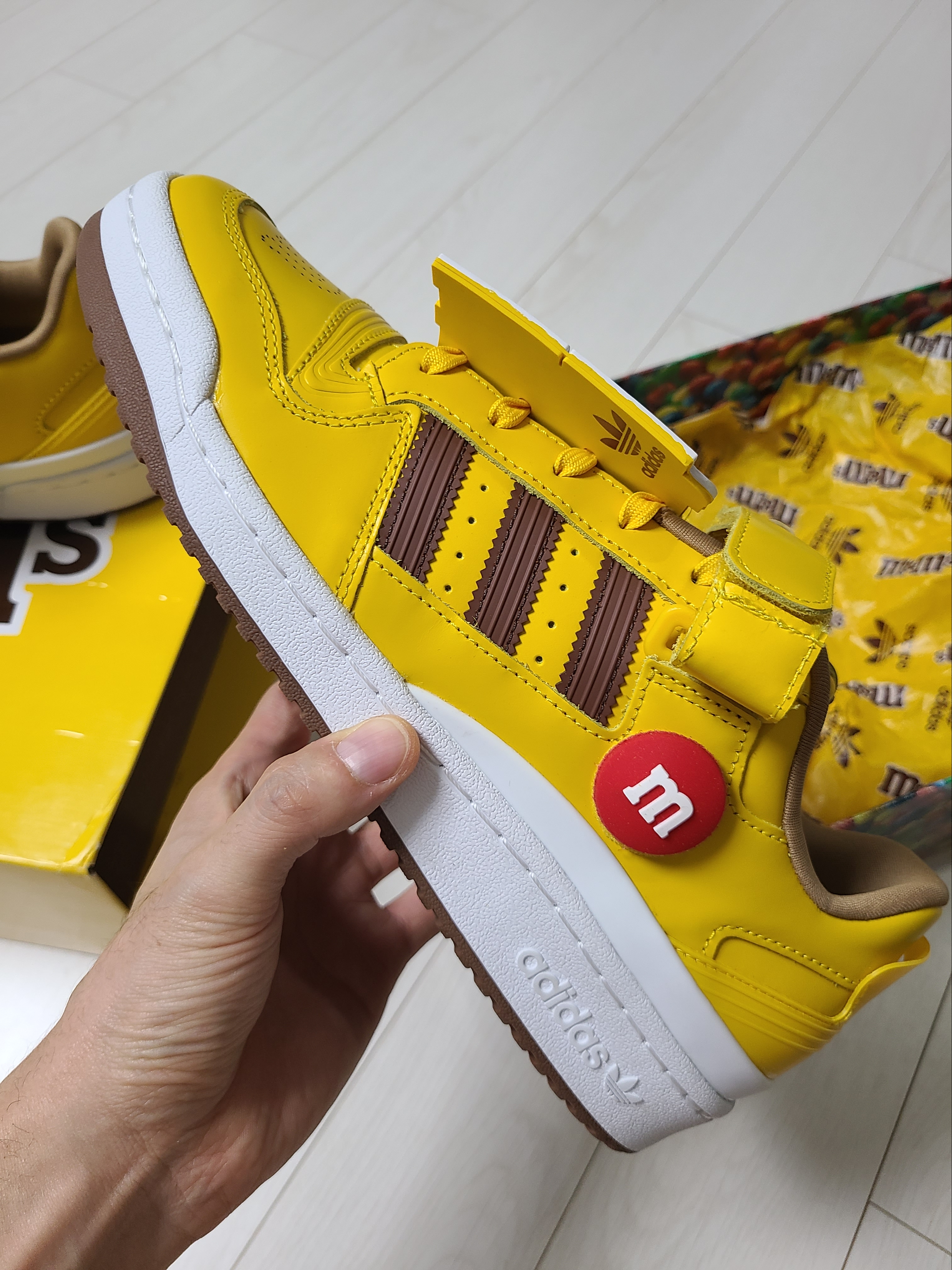 Adidas x M&Ms Forum 84 Low Yellow 착용 스타일 - 4
