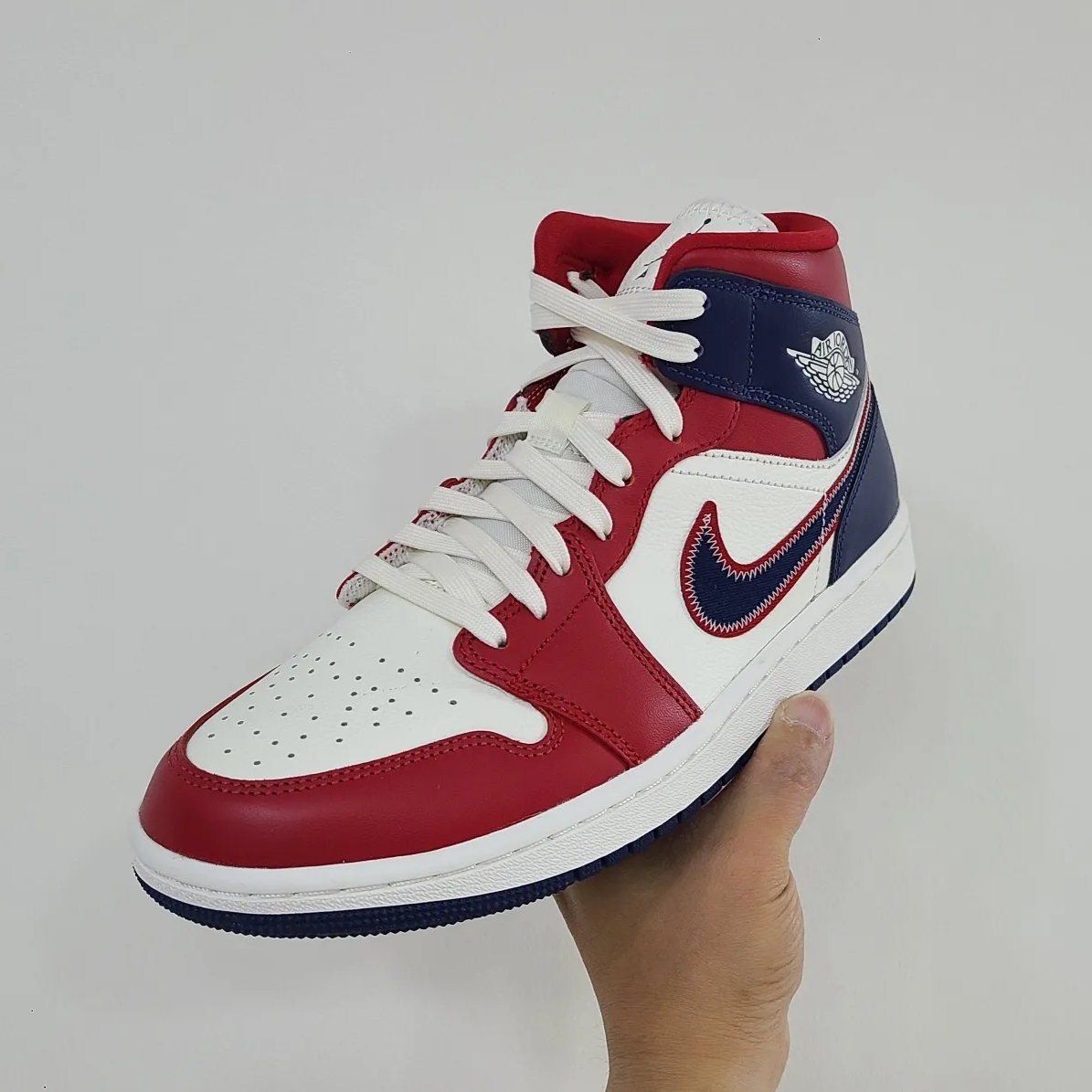 (W) Jordan 1 Mid SE Gym Red Midnight Navy 착용 스타일 - 1