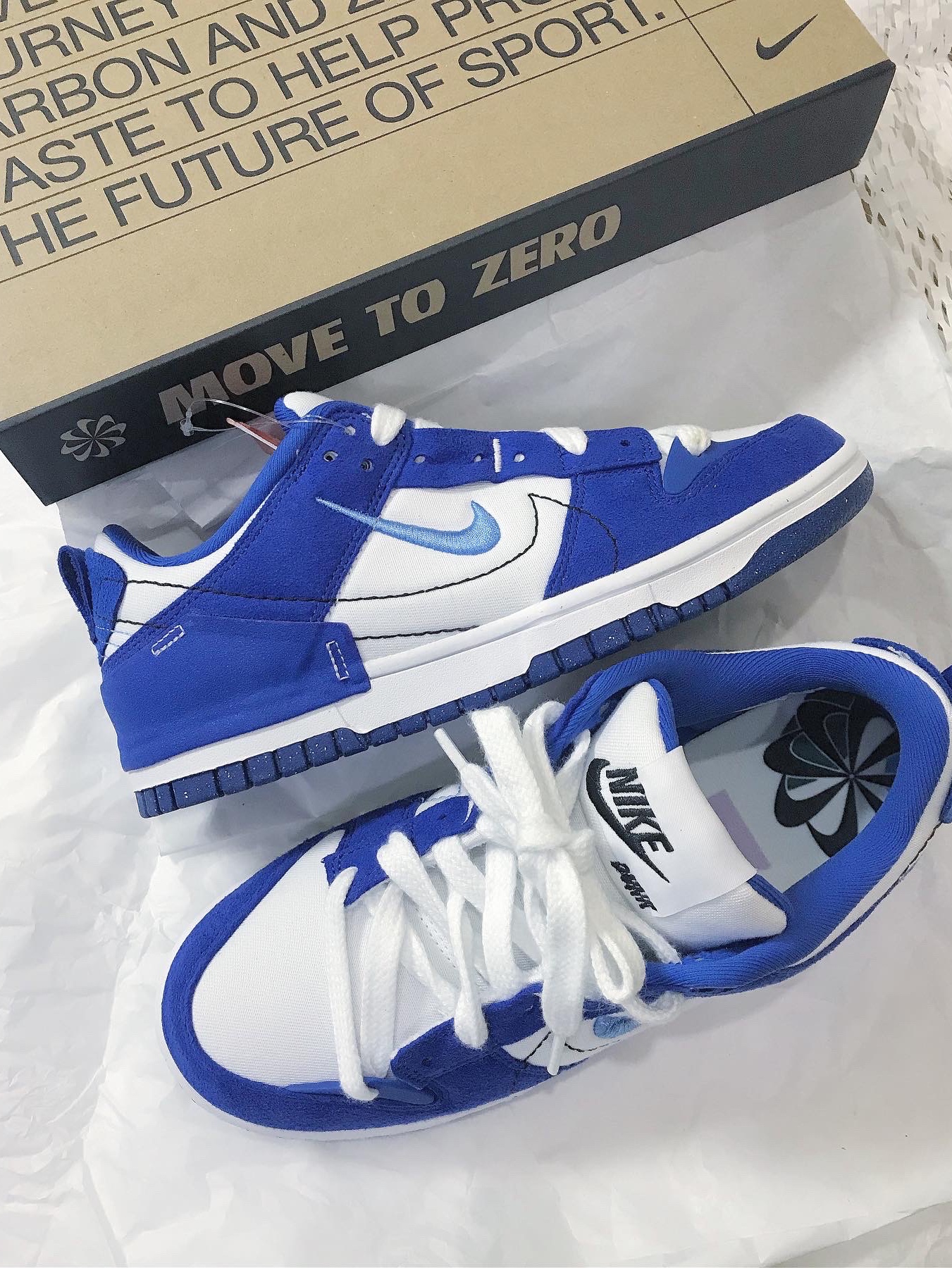 (W) Nike Dunk Low Disrupt 2 White and University Blue 착용 스타일 - 2