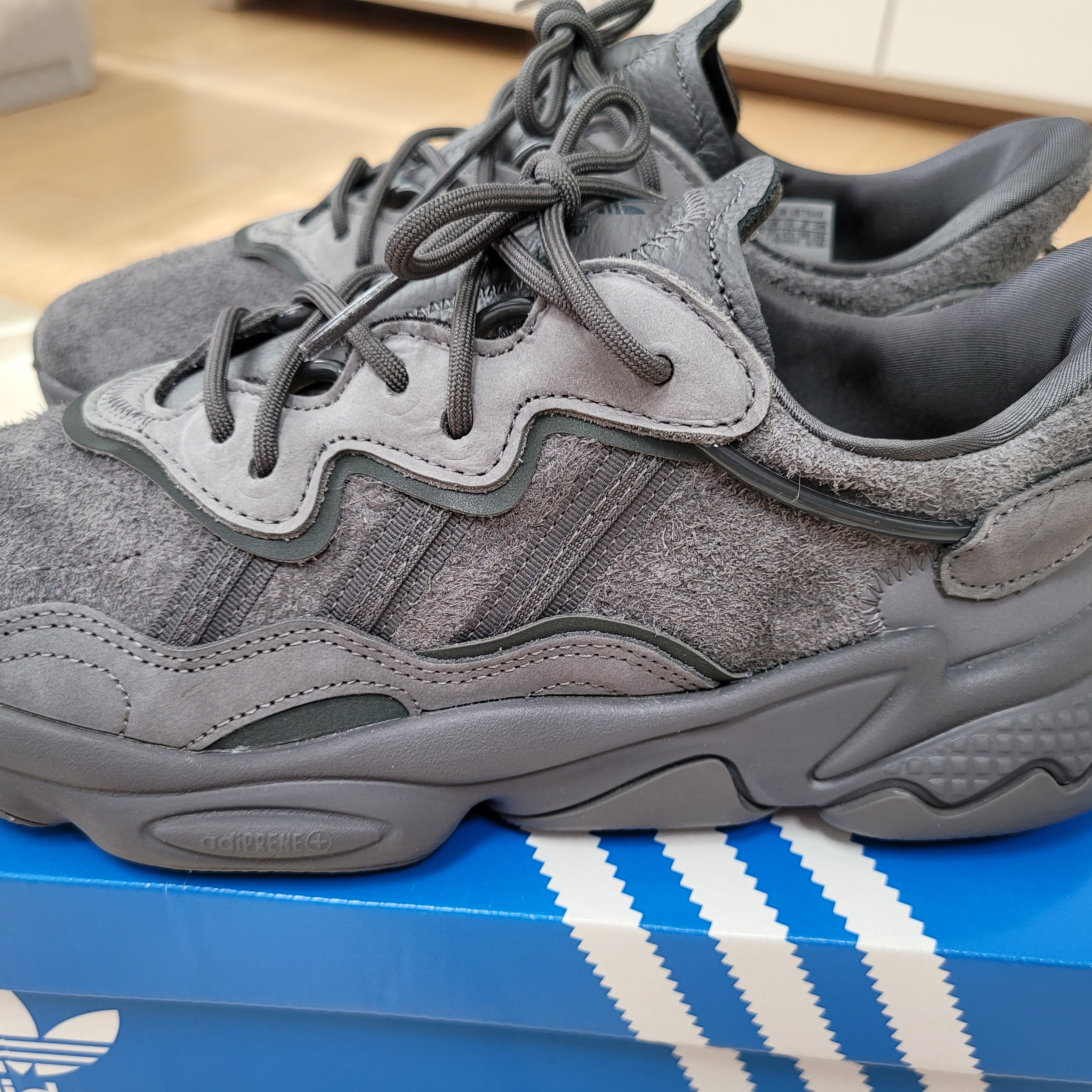 Adidas Ozweego Grey 착용 스타일 - 3
