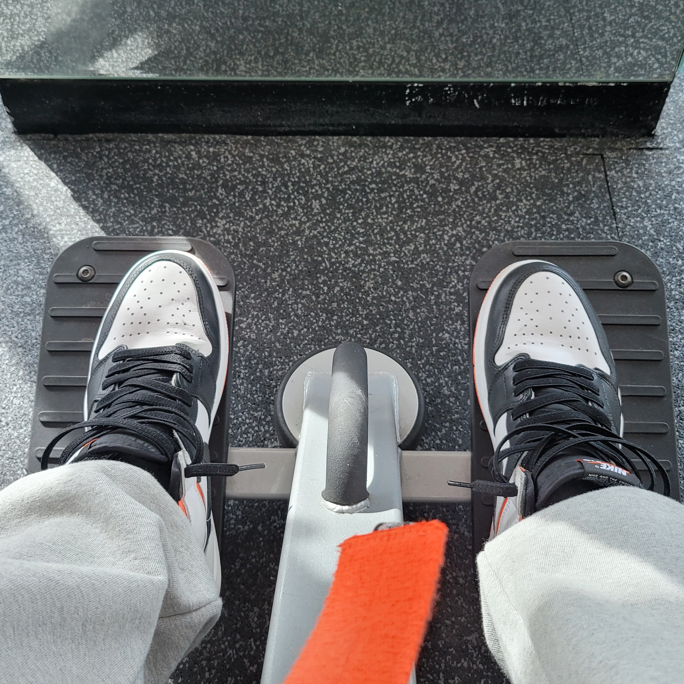 Jordan 1 Retro High OG Electro Orange 착용 스타일 - 2