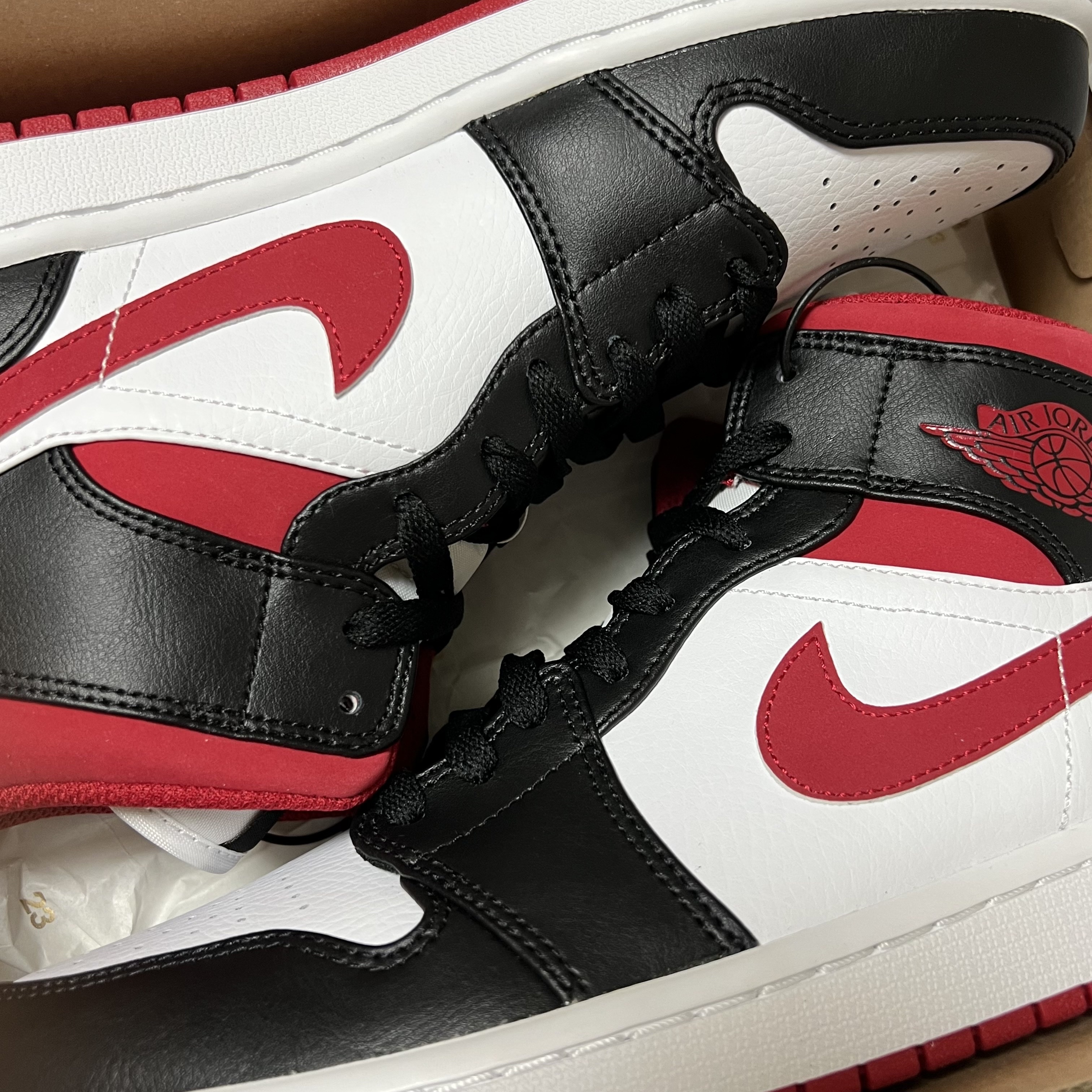 Jordan 1 Mid Gym Red Black White 착용 스타일 - 1