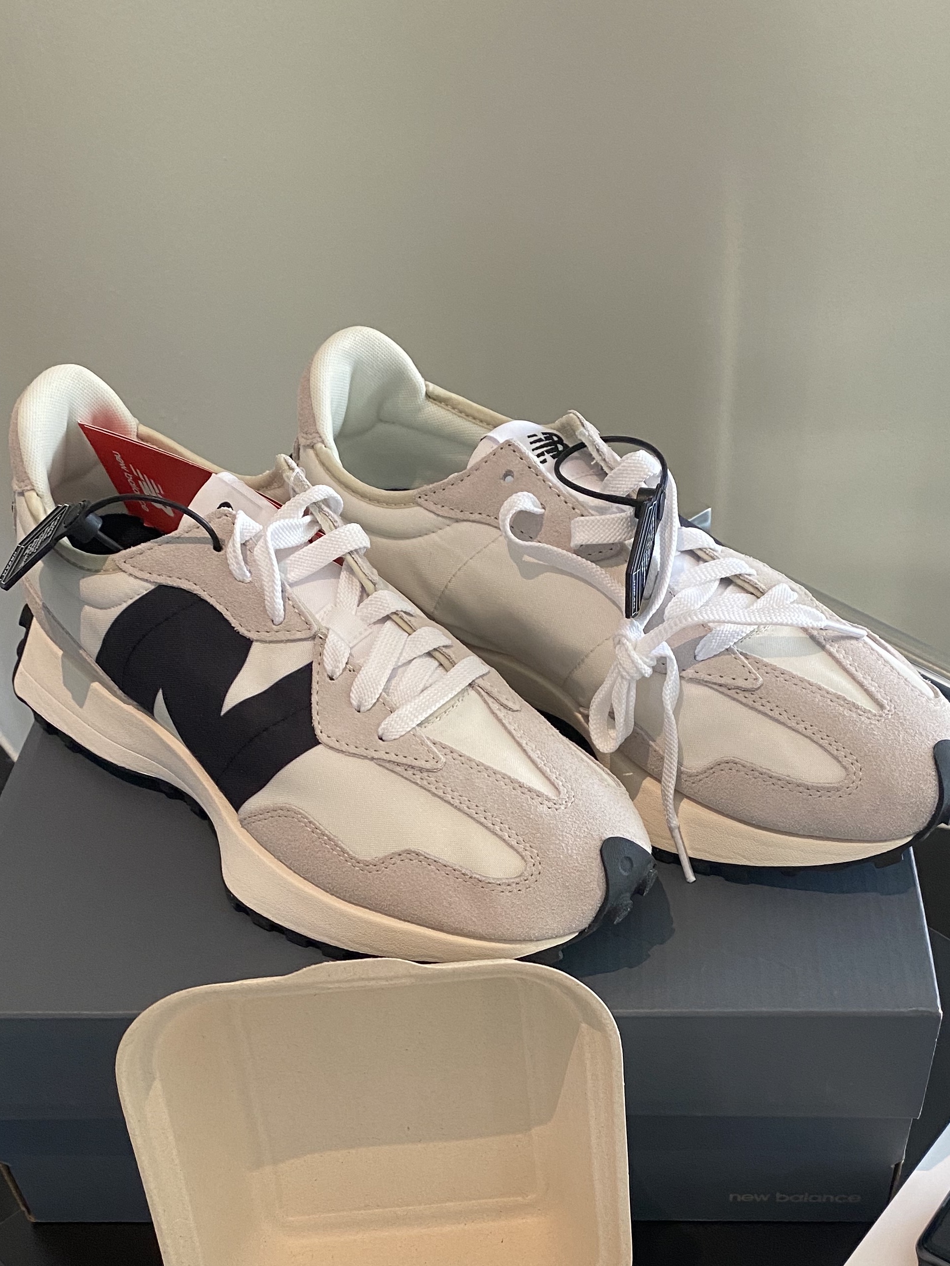 New Balance 327 White Black 착용 스타일