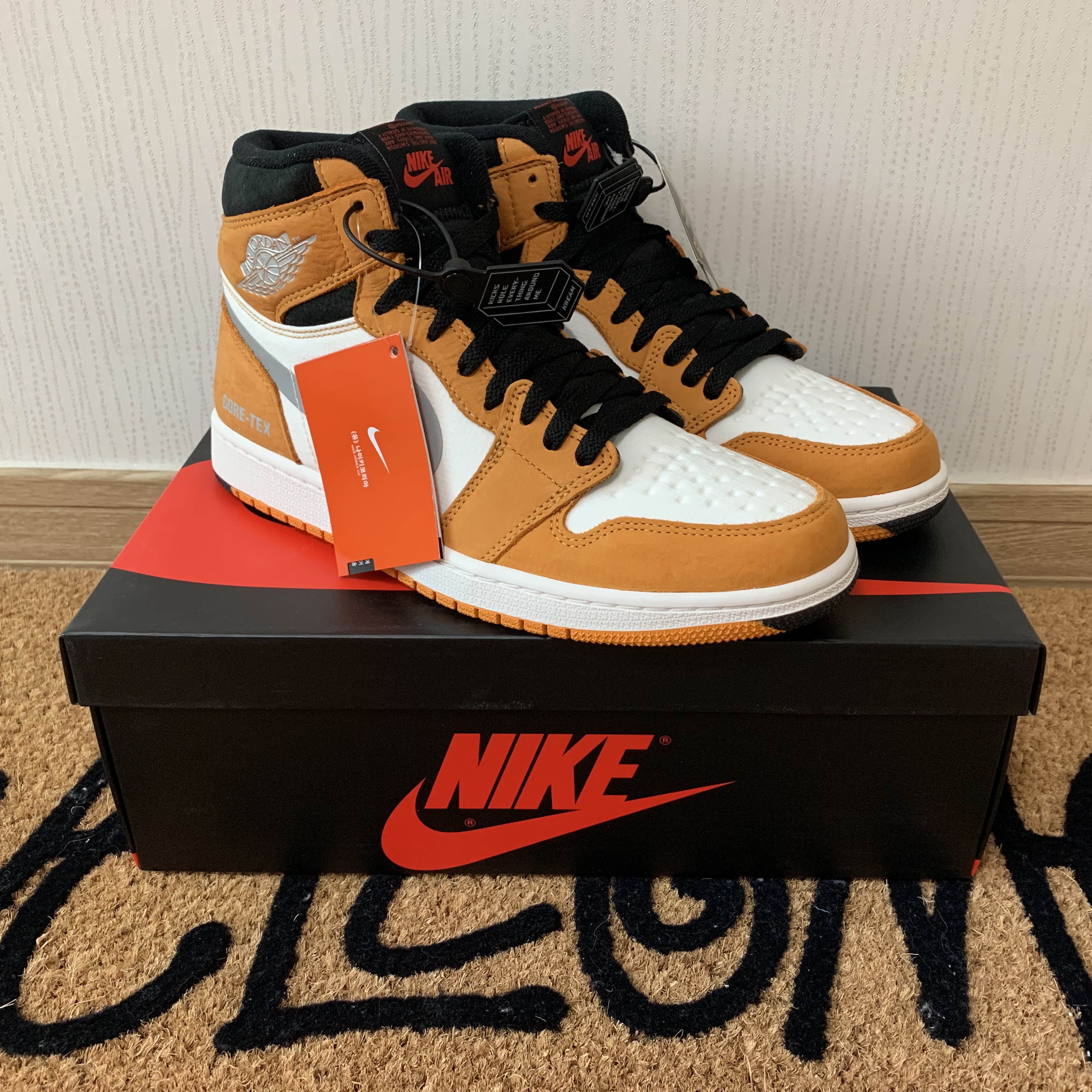 Jordan 1 Element Gore-Tex Light Curry, Stussy Welcome Mat Cocoa 착용 스타일