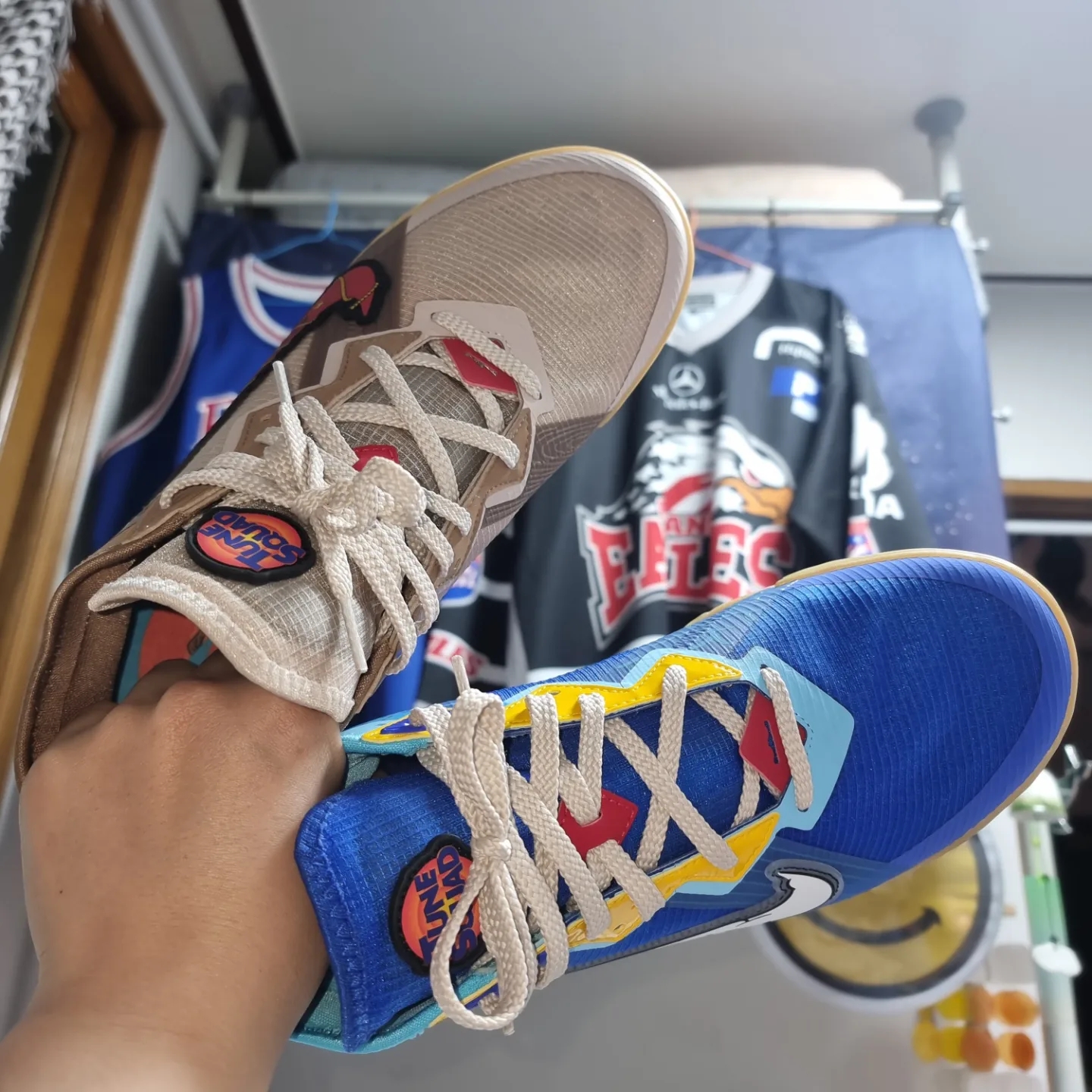 Nike LeBron 18 Low Wile E. vs Roadrunner 착용 스타일 - 2