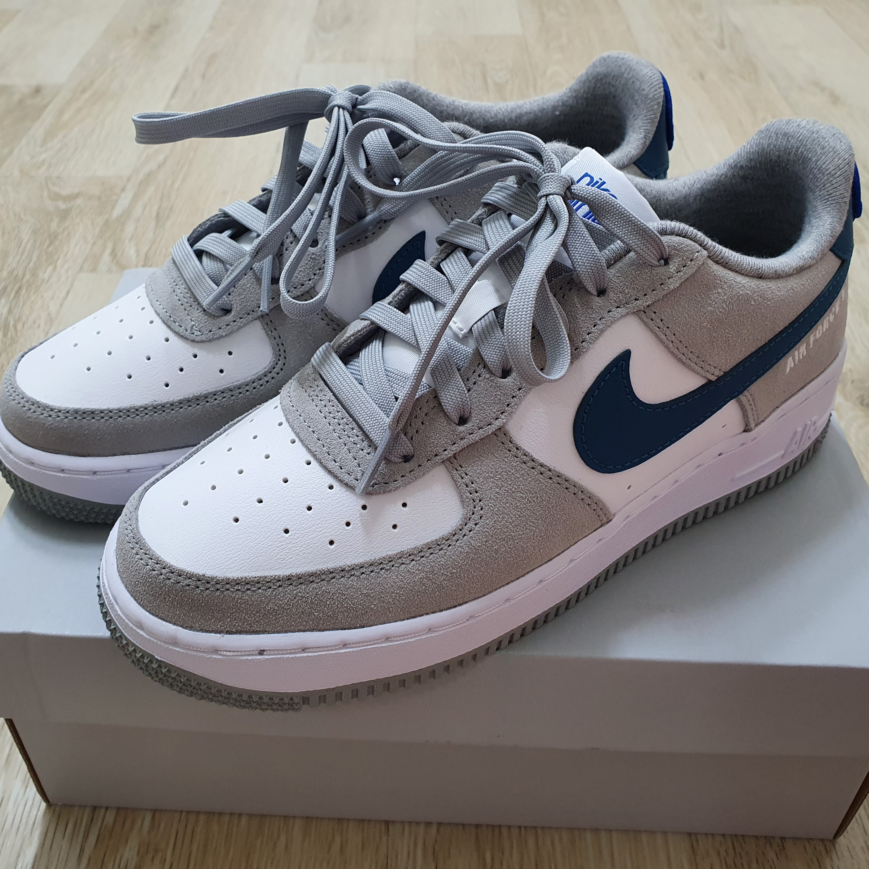 (GS) Nike Air Force 1 LV8 Athletic Club Light Smoke Grey Marina 착용 스타일 - 2