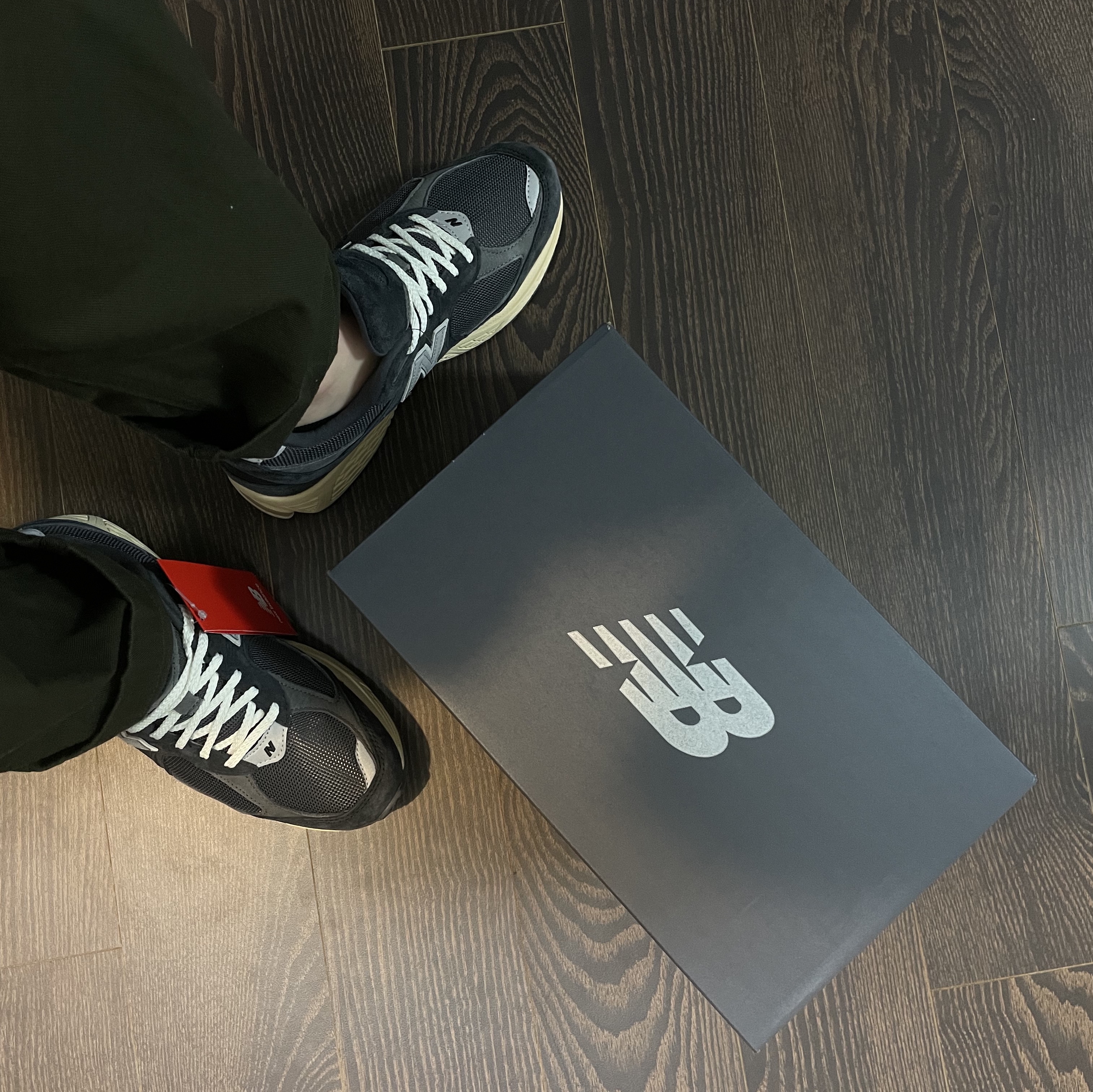 New Balance 2002R Special Vintage Black Grey 착용 스타일