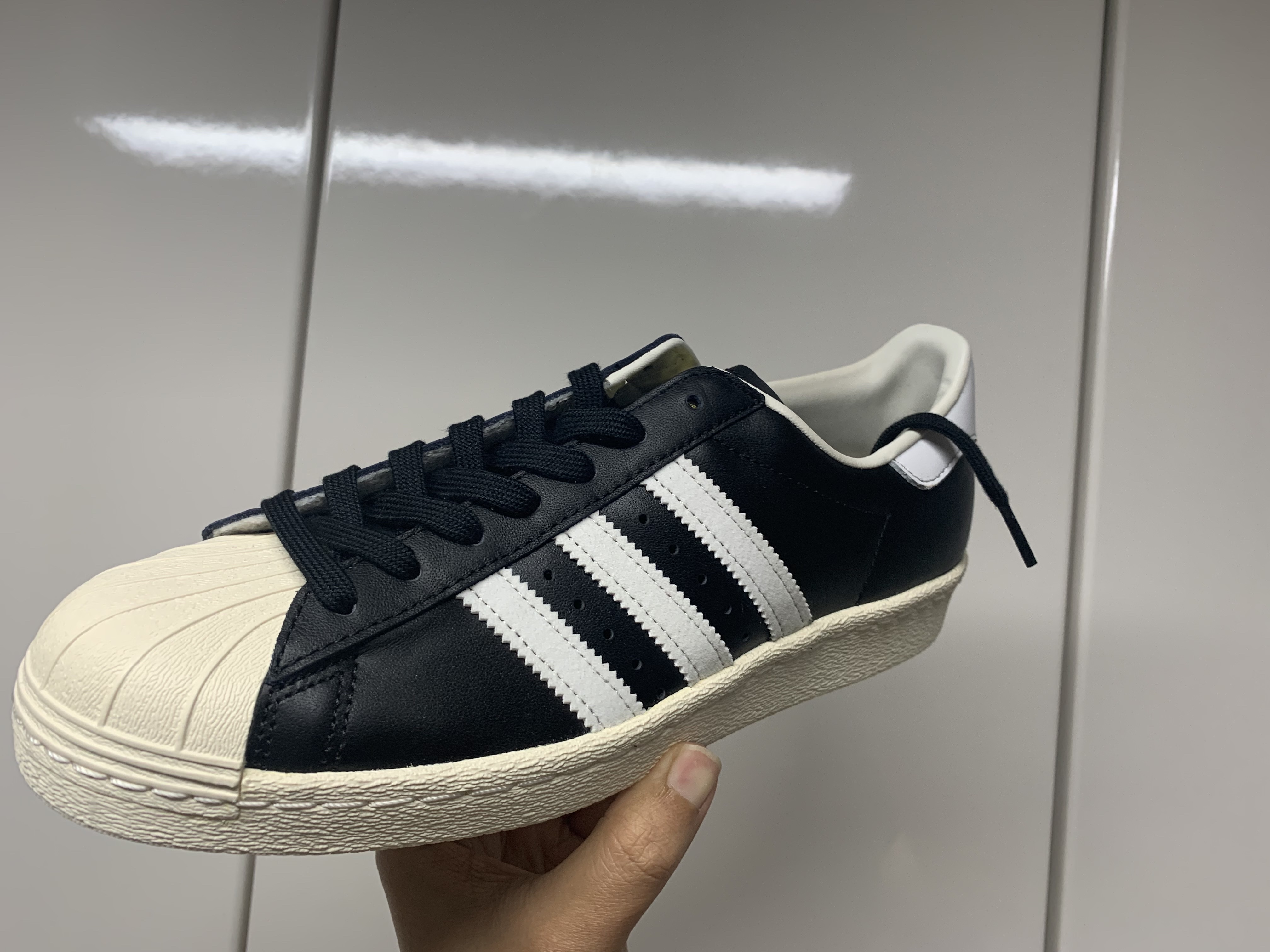 Adidas Superstar 80s Black White 착용 스타일 - 2