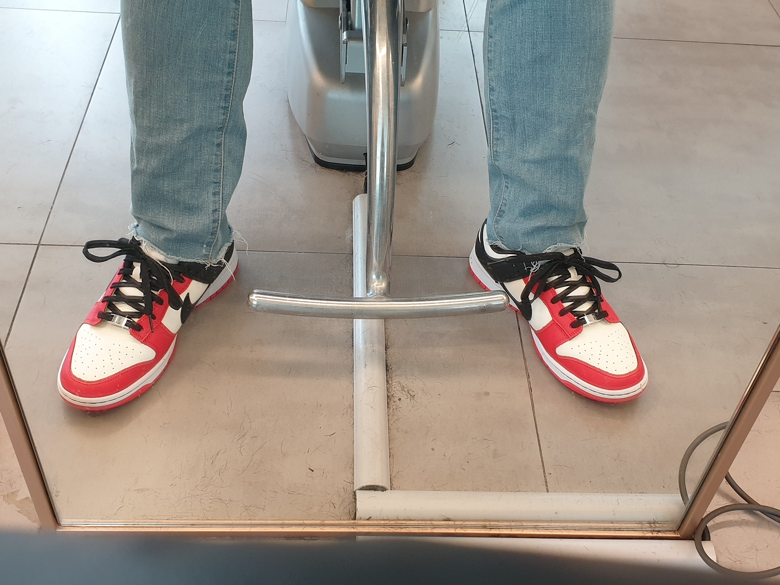 Nike x NBA Dunk Low Retro EMB Black and Chile Red 착용 스타일 - 1