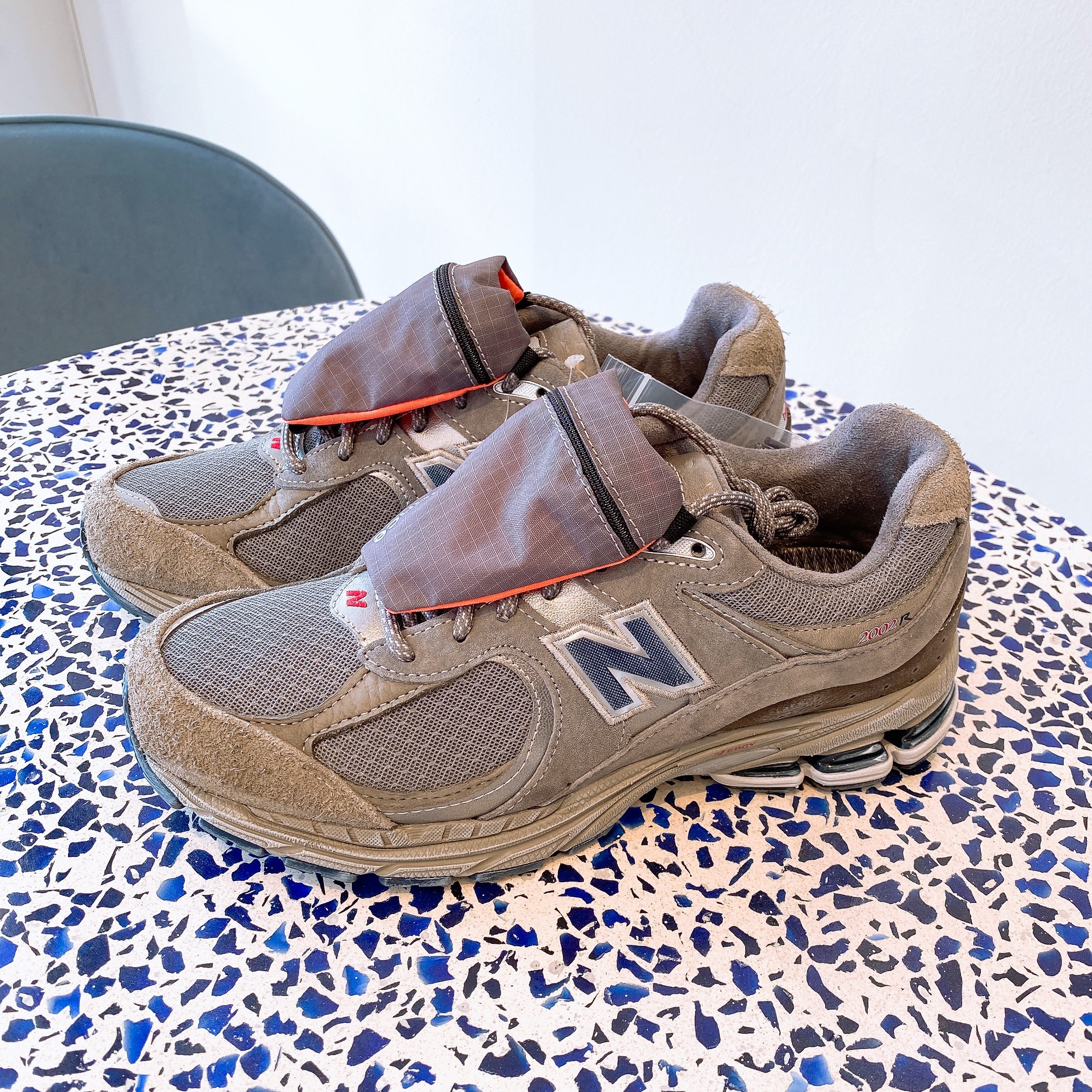New Balance 2002R Premium Vintage Grey 착용 스타일 - 2