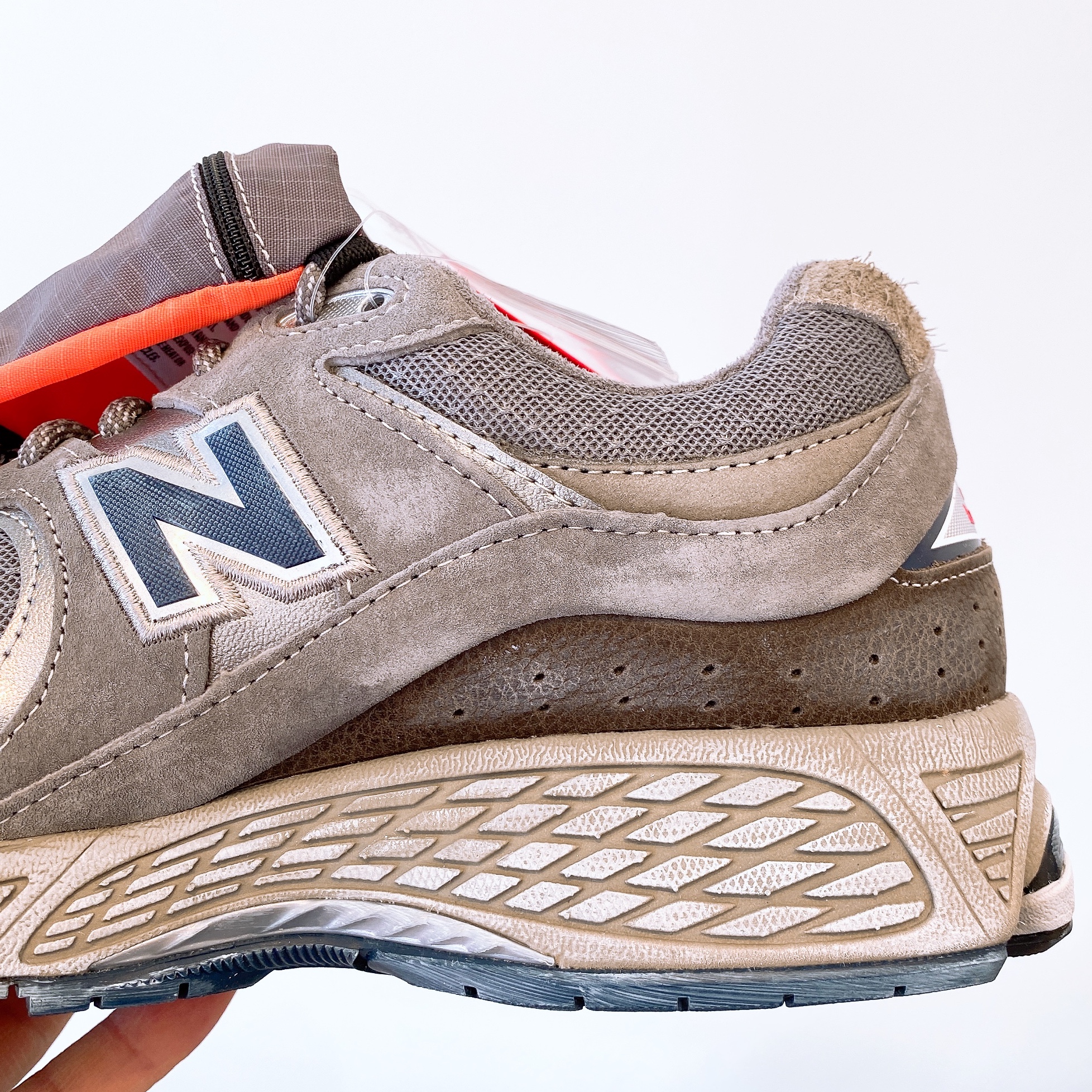 New Balance 2002R Premium Vintage Grey 착용 스타일 - 4