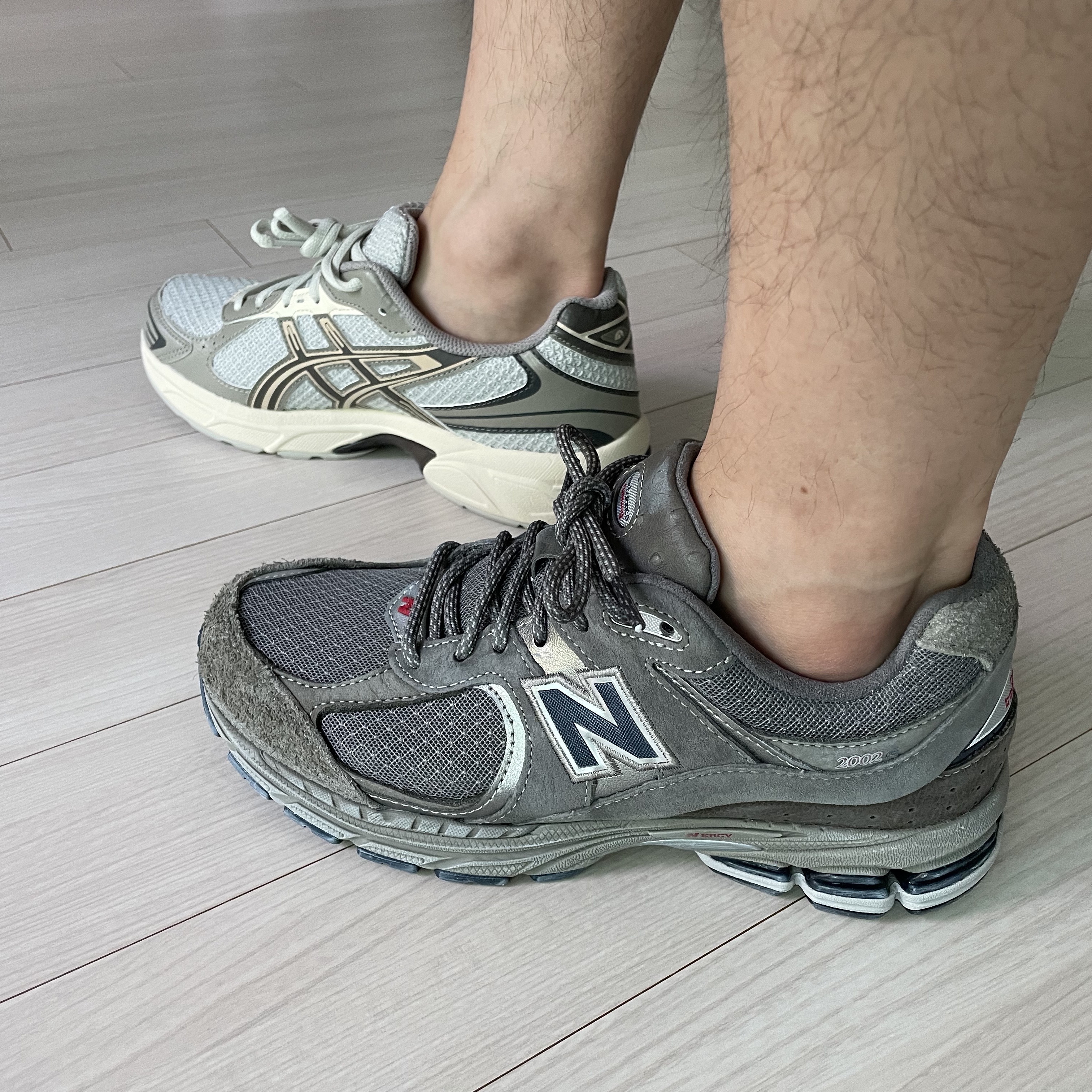 New Balance 2002R Premium Vintage Grey, Asics x I4P Gel-1130 Glacier Grey Mink 착용 스타일 - 4