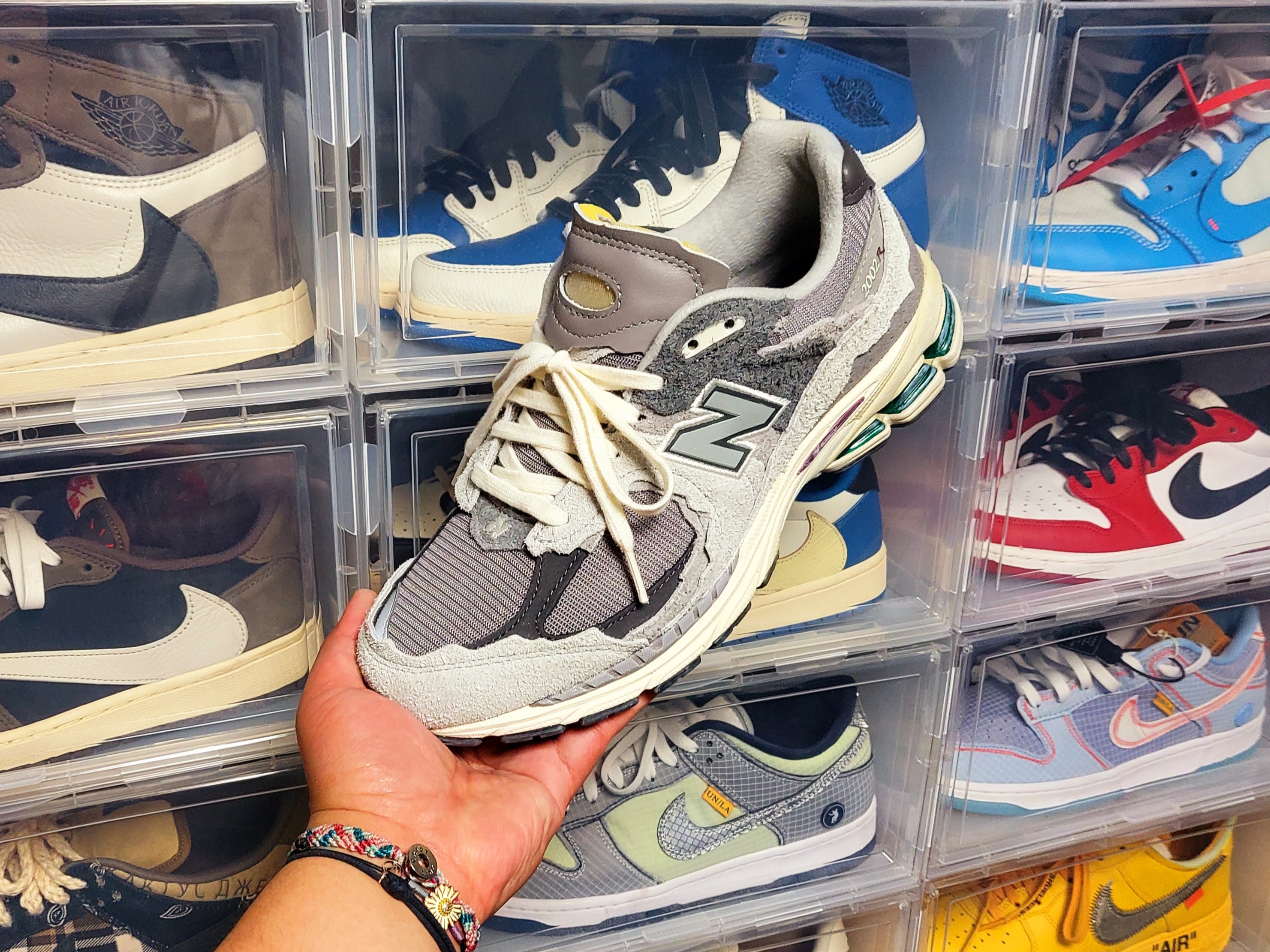 New Balance 2002R Protection Pack Rain Cloud 착용 스타일 - 1