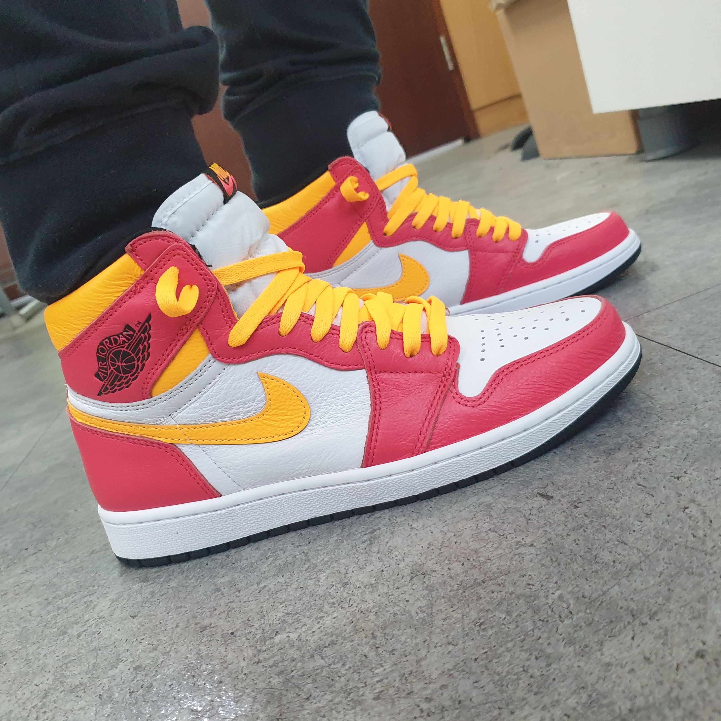 Jordan 1 Retro High OG Light Fusion Red 착용 스타일 - 1