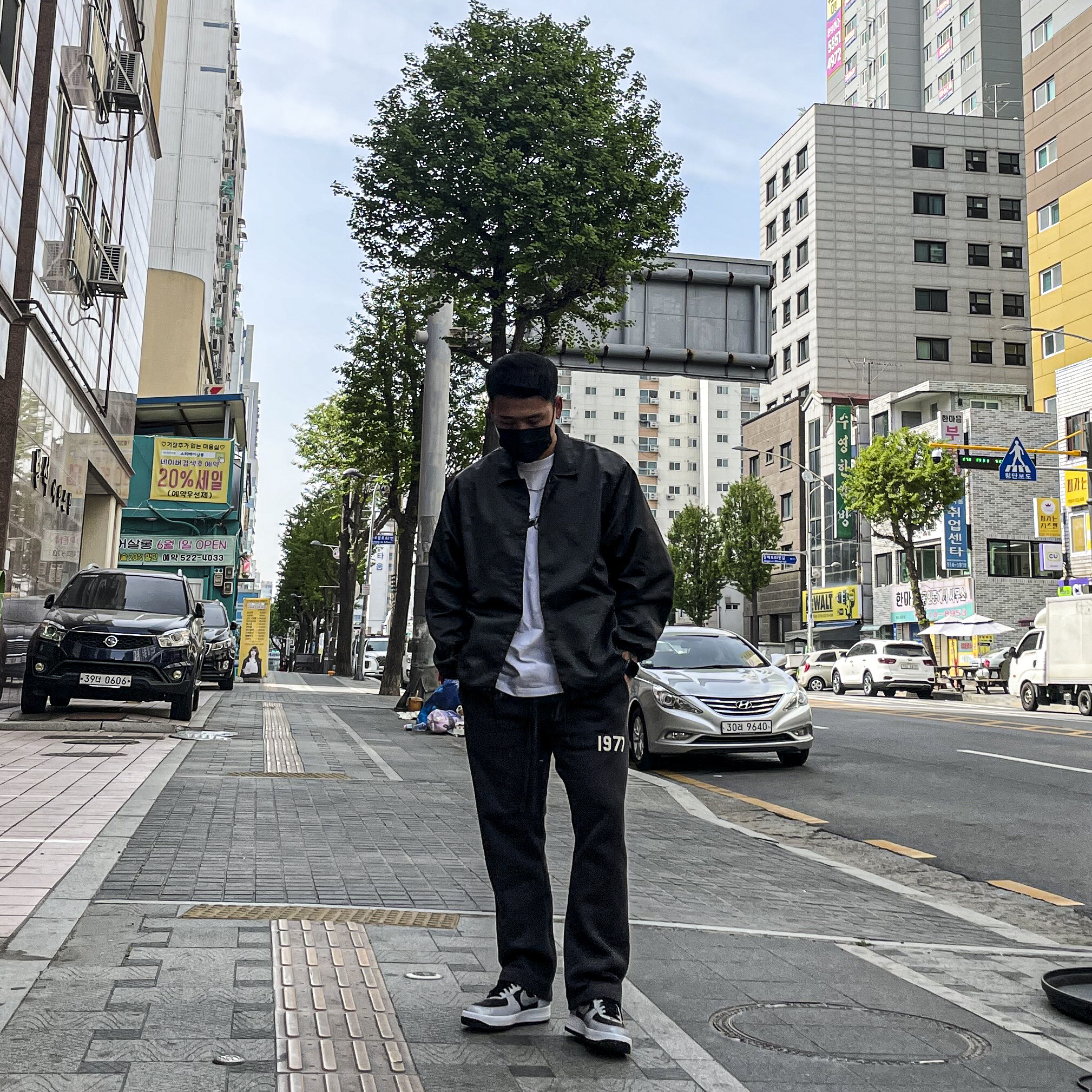 Essentials 1977 Relaxed Sweatpants Iron - 22SS, Essentials Coaches Jacket Iron - 22SS 착용 스타일