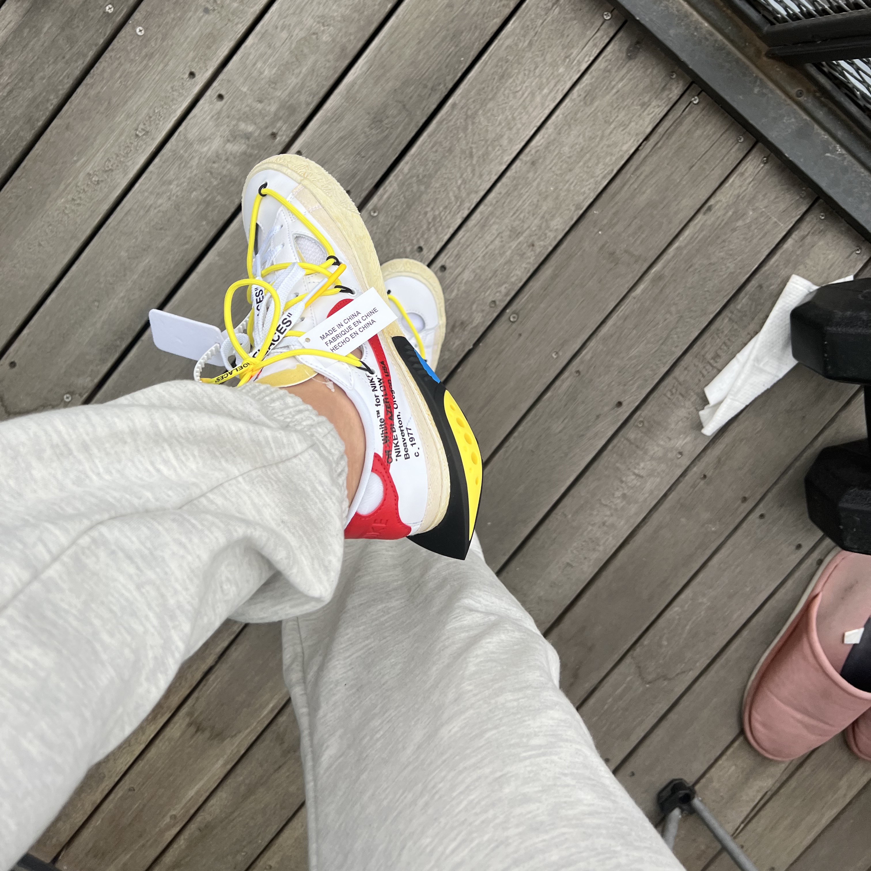 Nike x Off-White Blazer Low '77 White and University Red 착용 스타일 - 2