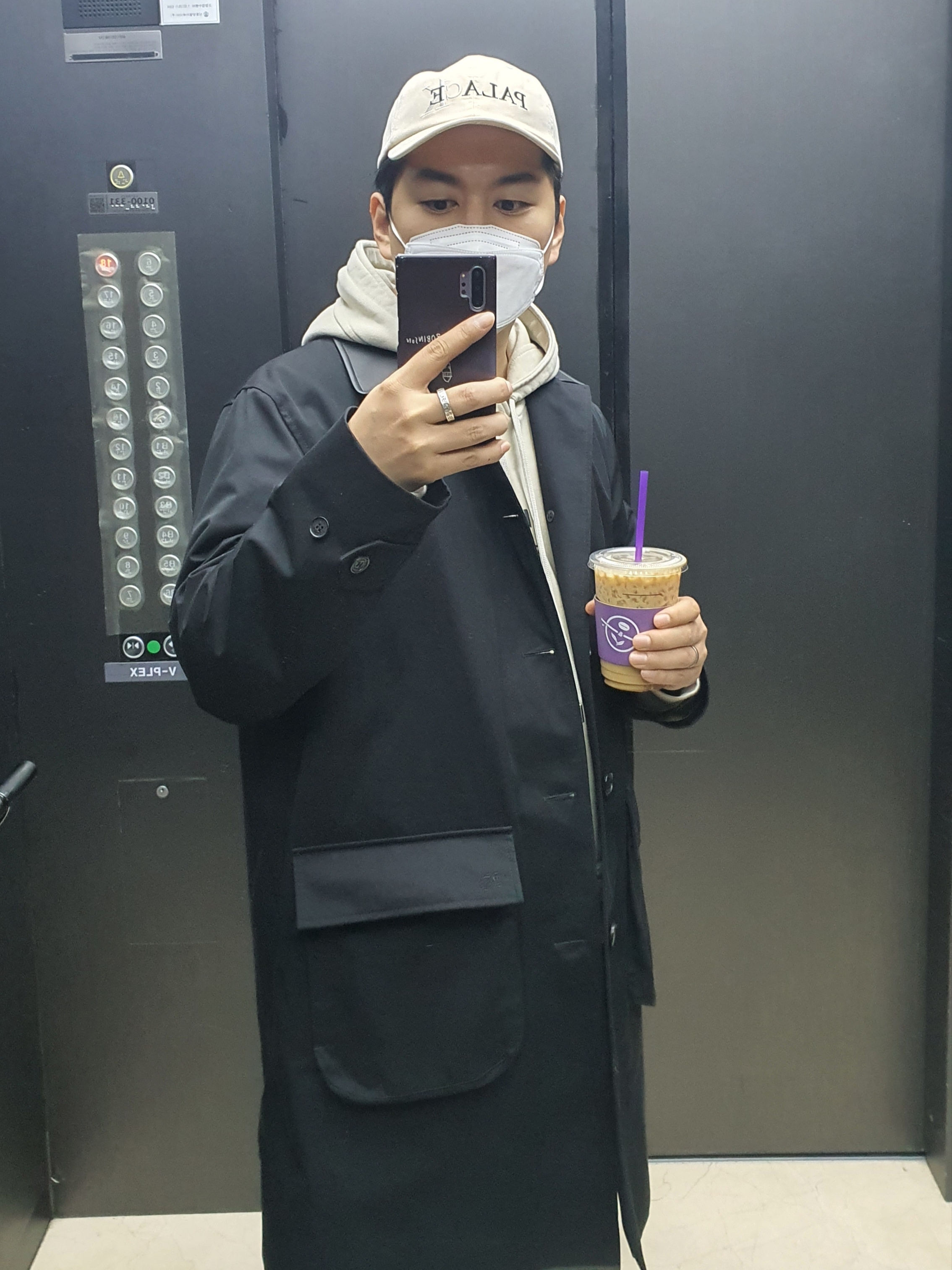 Palace x CK1 6-Panel Wheat - 22SS, Supreme x Burberry Leather Collar Trench Black - 22SS 착용 스타일