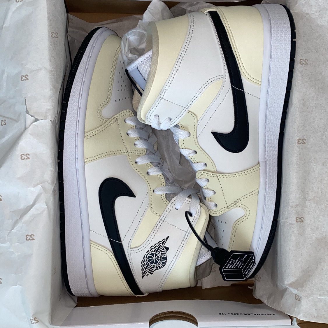 (W) Jordan 1 Mid Coconut Milk 착용 스타일 - 1