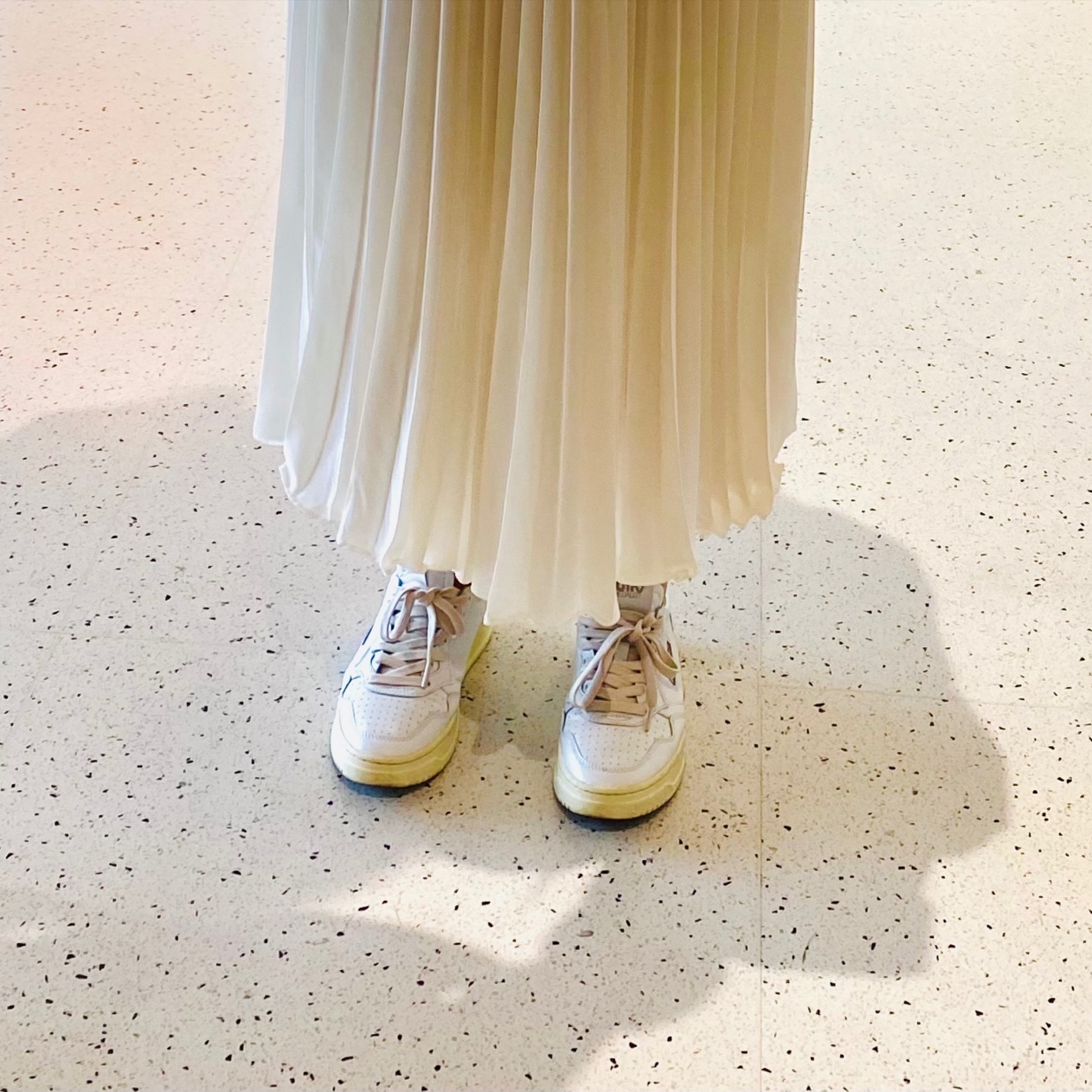 (W) Autry Medalist Low Leather Sneakers White, Autry Medalist Low Leather Sneakers White 착용 스타일 - 2