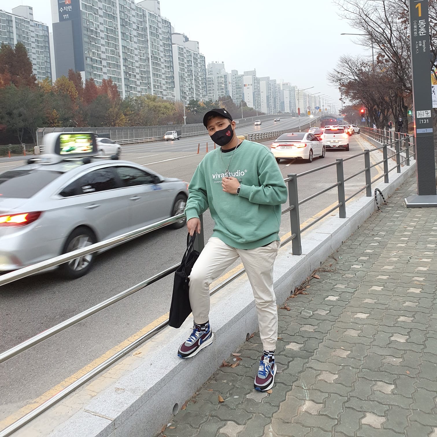 Nike x Sacai x Undercover LDWaffle Night Maroon Team Royal 착용 스타일