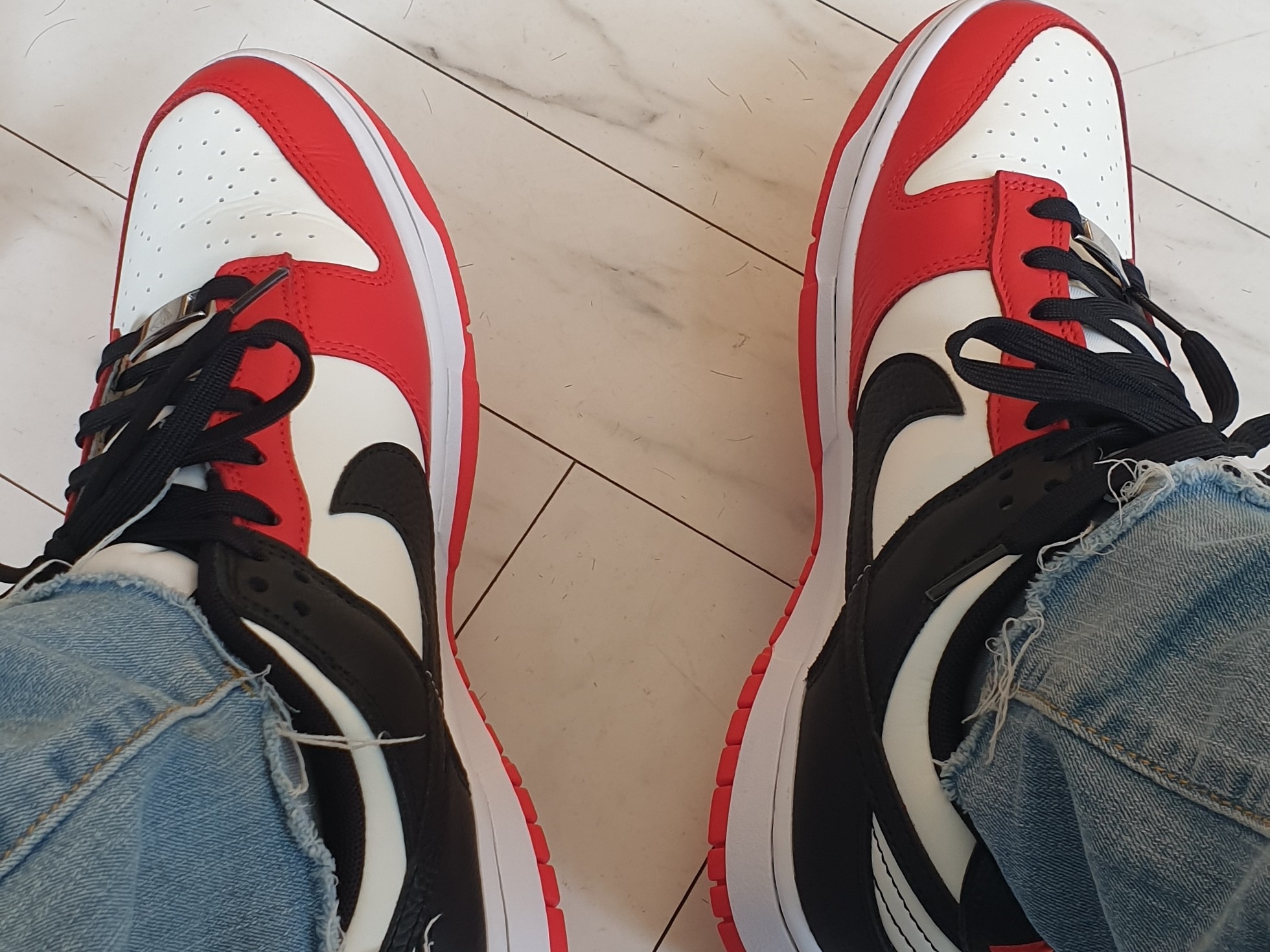 Nike x NBA Dunk Low Retro EMB Black and Chile Red 착용 스타일 - 2