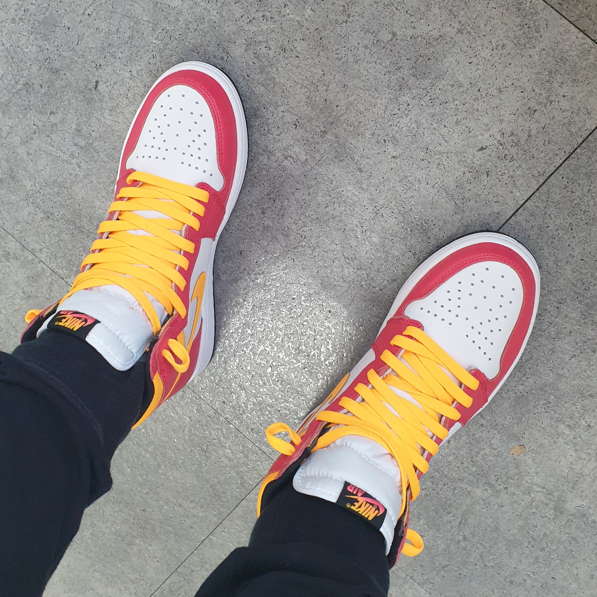 Jordan 1 Retro High OG Light Fusion Red 착용 스타일 - 2