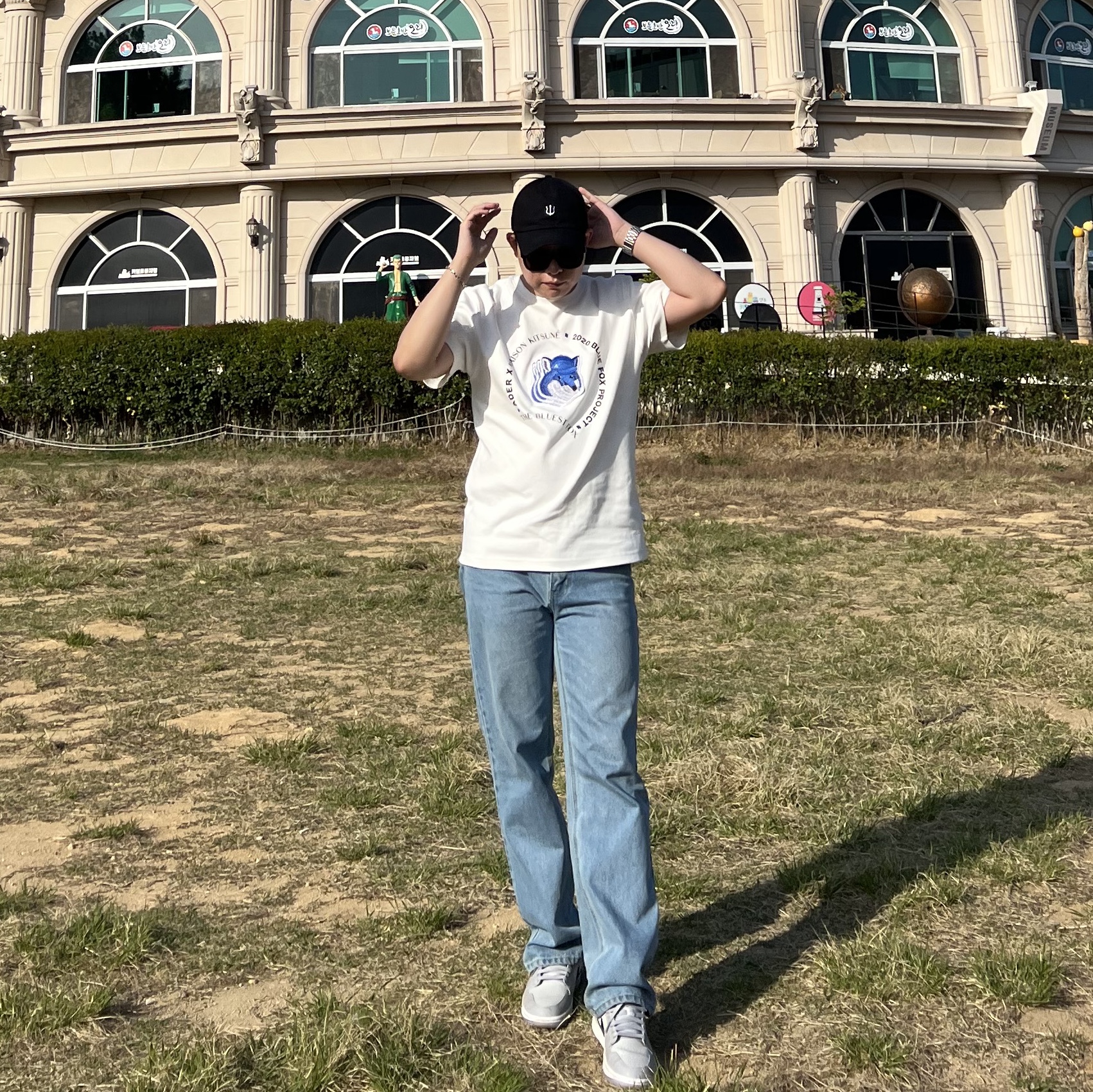 Maison Kitsune x Ader Error Triple Fox Head Logo T-Shirt Off White, Jordan 1 Low Golf Wolf Grey 착용 스타일