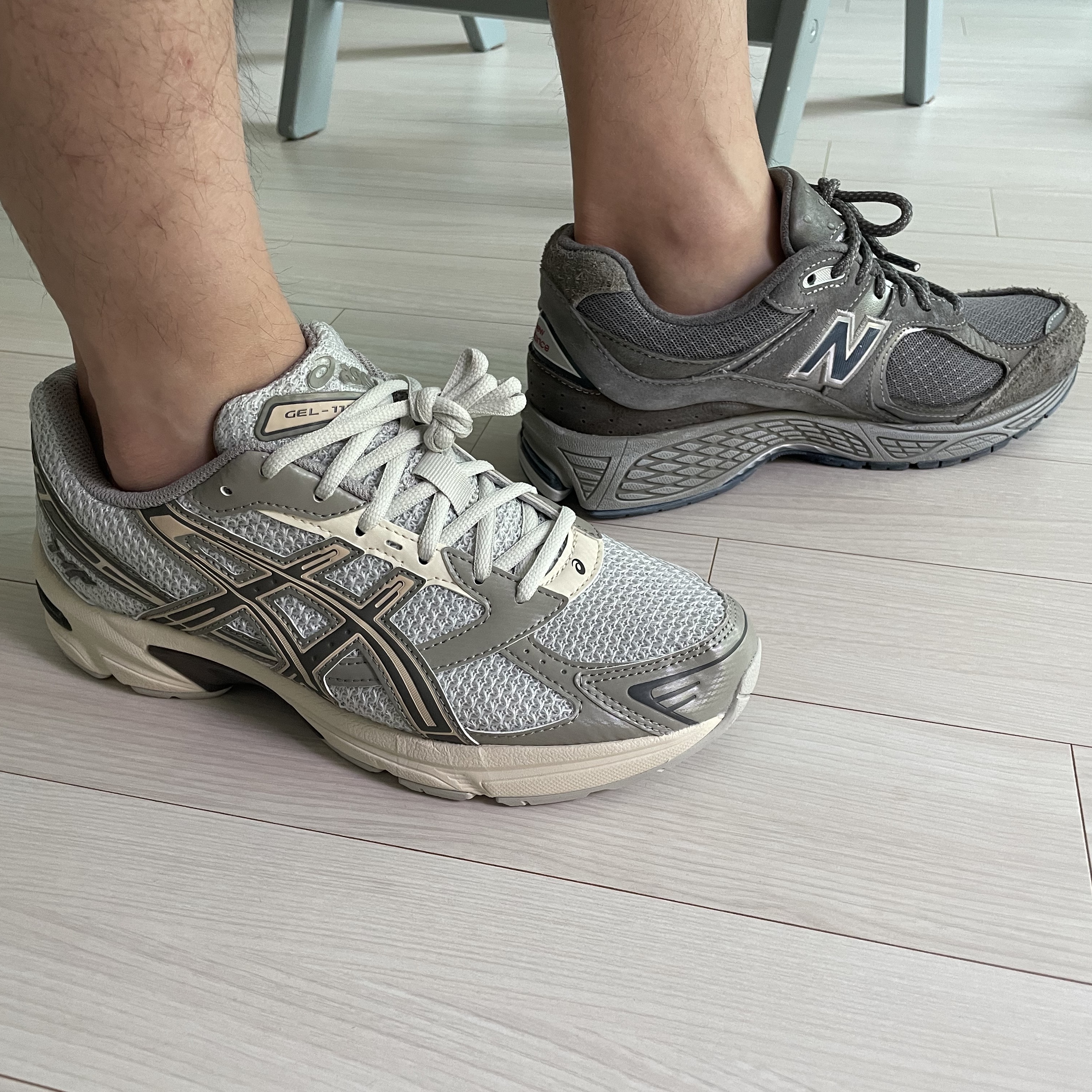 New Balance 2002R Premium Vintage Grey, Asics x I4P Gel-1130 Glacier Grey Mink 착용 스타일 - 3